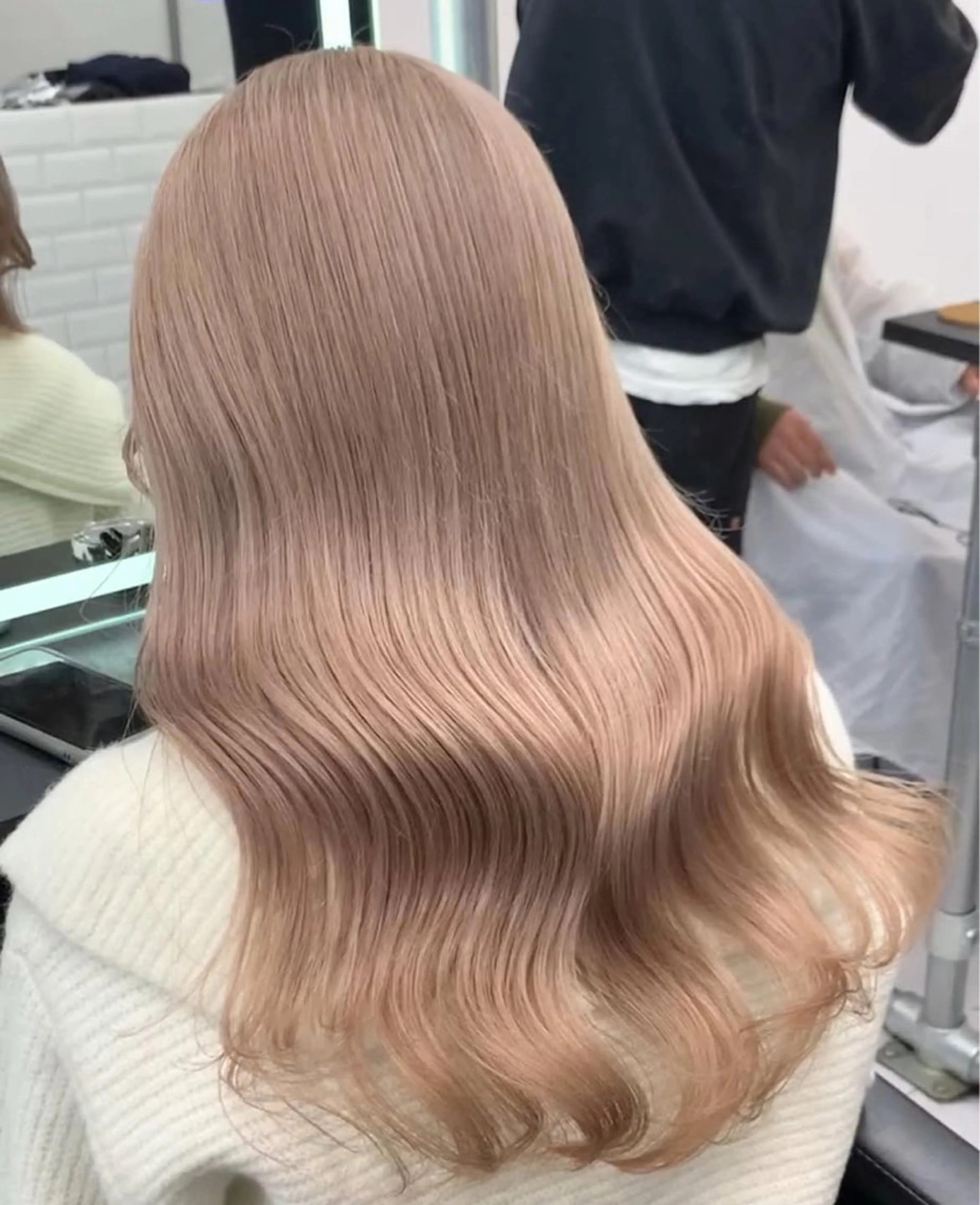 セミロング ヘアカラー ブリーチカラー🐆 うる艶美髪🎀のヘアスタイル