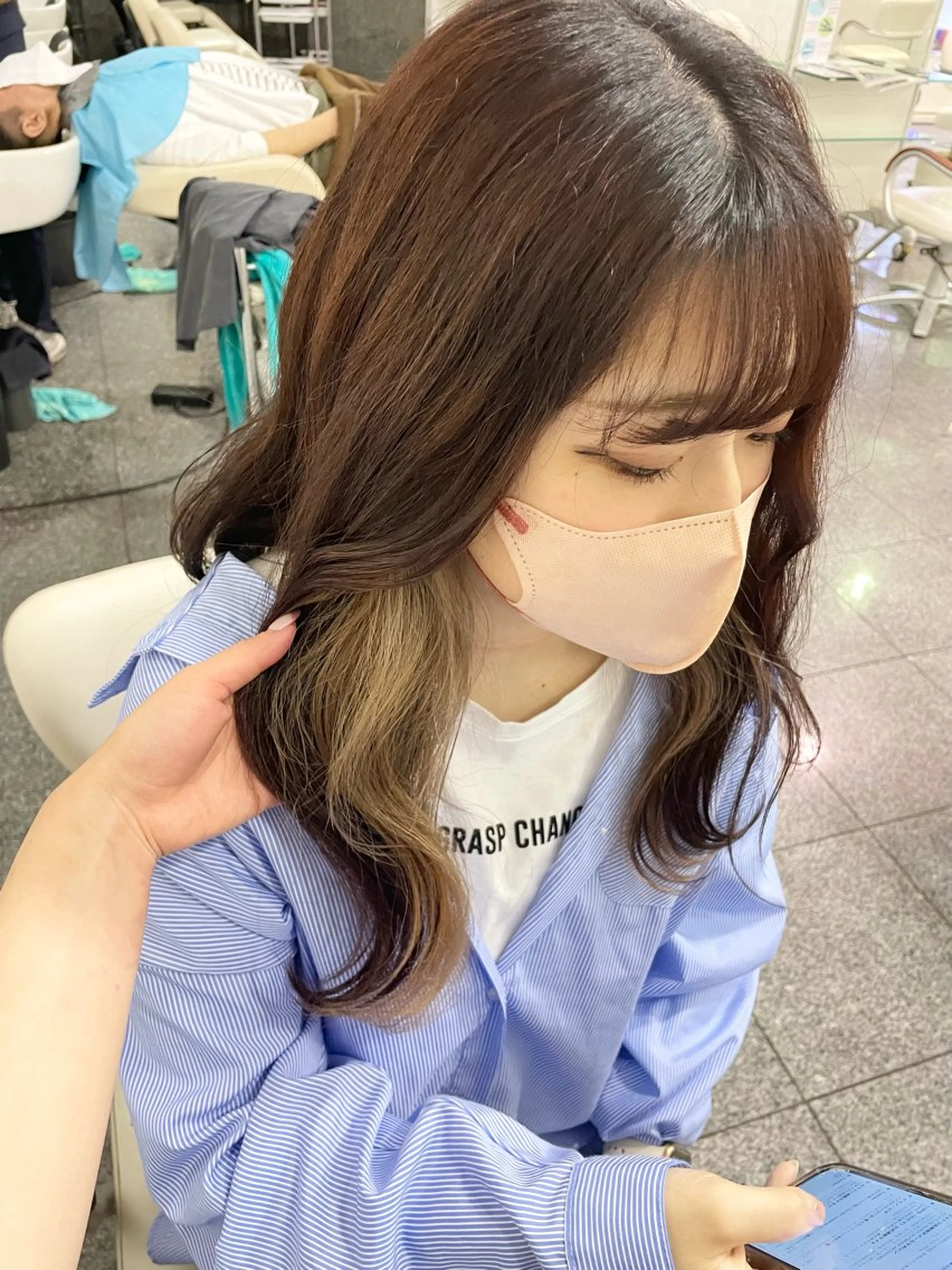 カラー ブリーチ イヤリングカラー シルバー ヘアカラー トリートメント ハイトーン、ブリーチ 🤍足立里湖のヘアスタイル