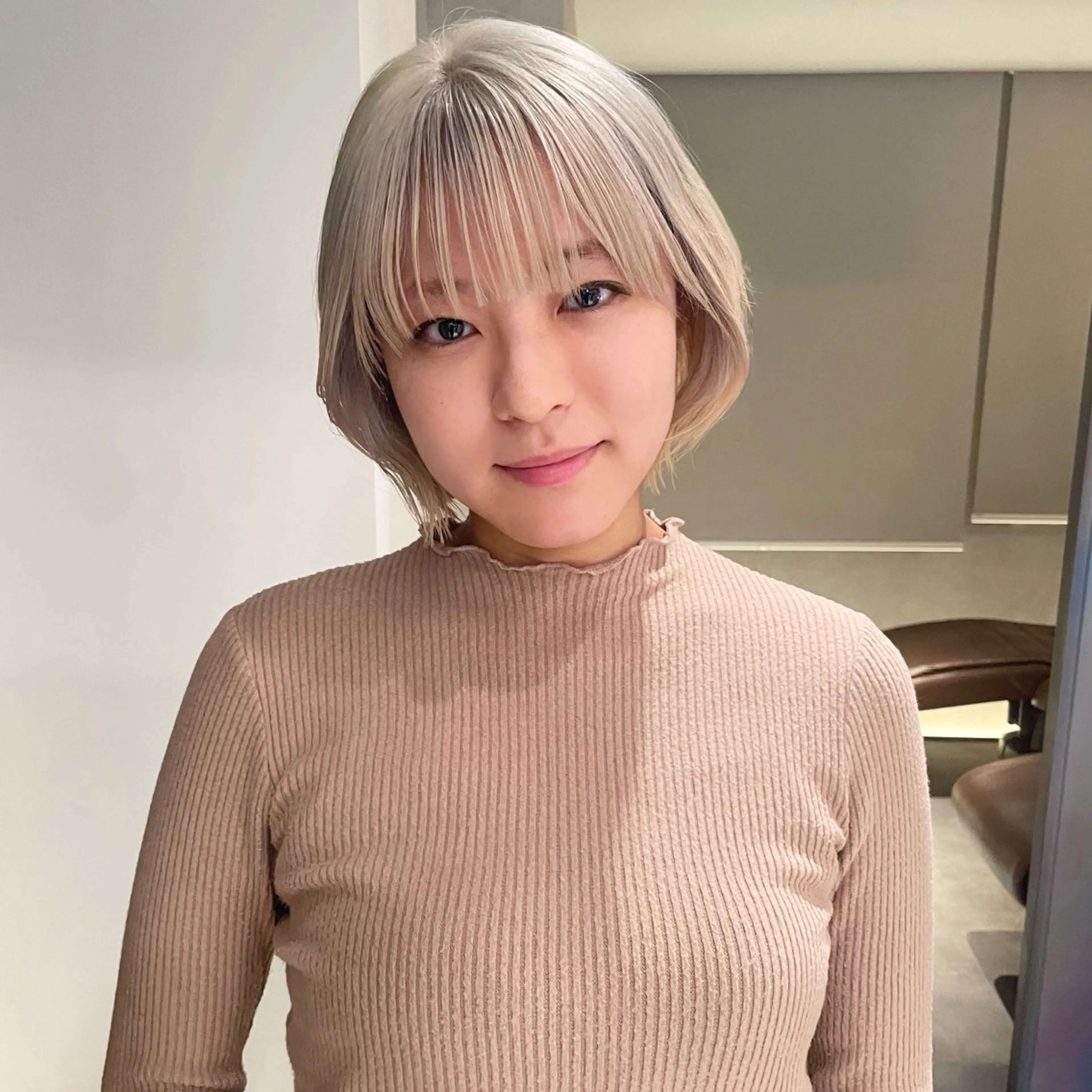 ショート カラー 切りっぱなしボブ ベージュカラー ブリーチ ハイトーンカラー ミルクティーベージュ カット ヘアカラー トリートメント ヘッドスパ ヘアセット GO TODAY シェアサロン 原宿Verno店所属・ブリーチ/髪質改善/ ボブ特化/よしきのヘアスタイル