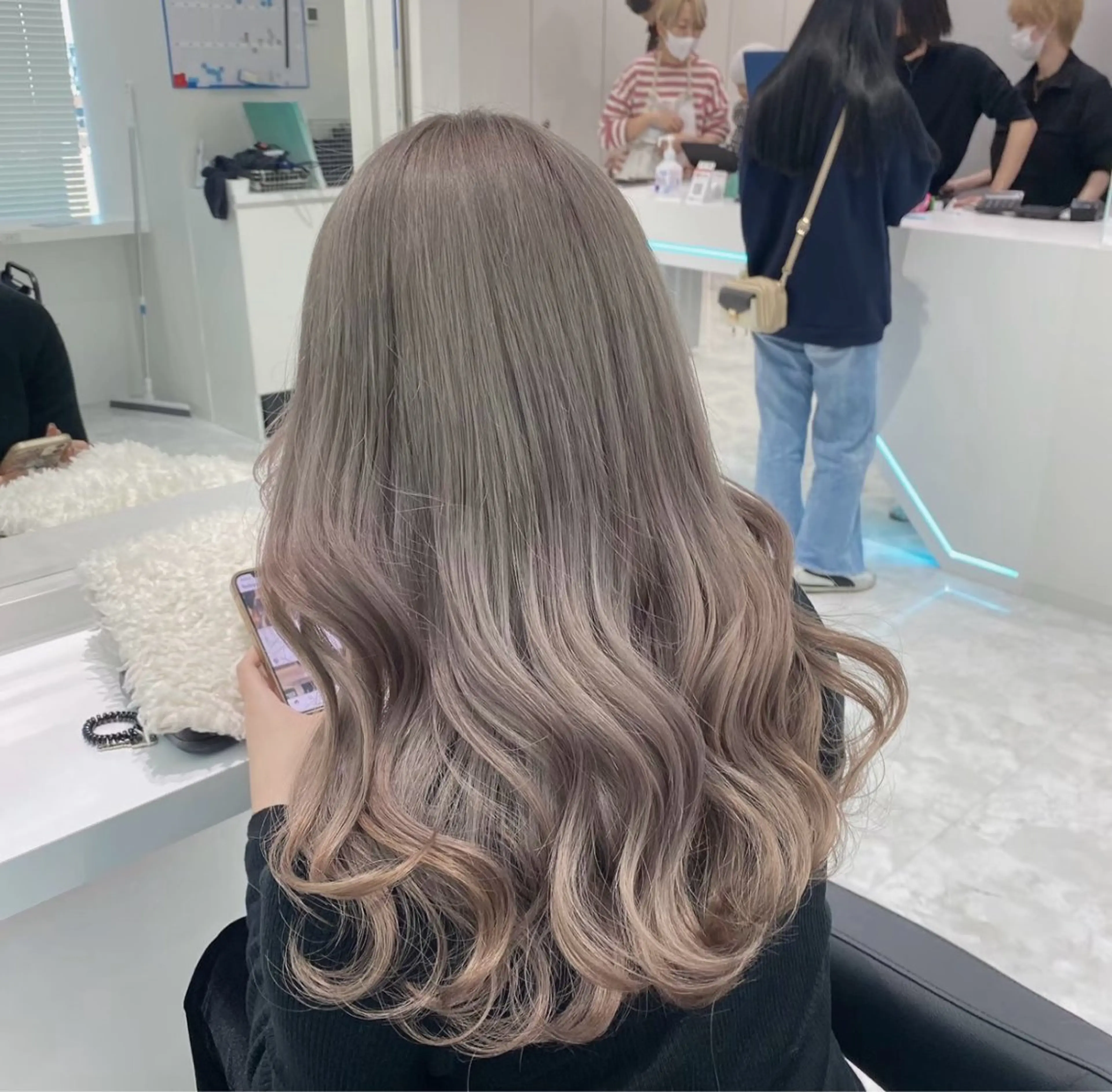 ミディアム カラー ヘアアレンジ ヘアカラー トリートメント ヘッドスパ 🩵ダメージレス艶感 ハイトーン🩷のヘアスタイル