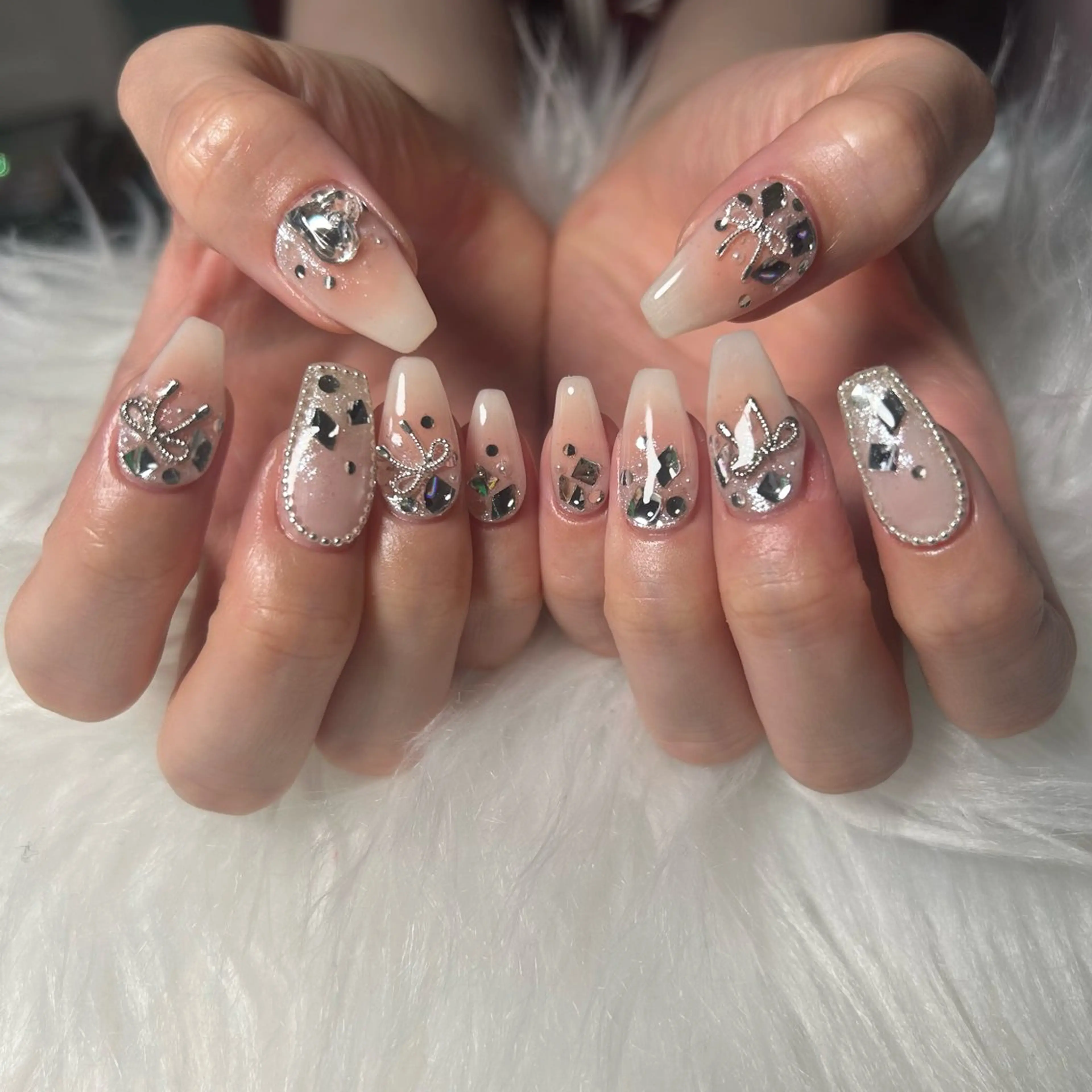 ネイル チークネイル キラキラネイル ハンドネイル haacnails（ハーシーネイル）所属・haac nailsのネイルデザイン