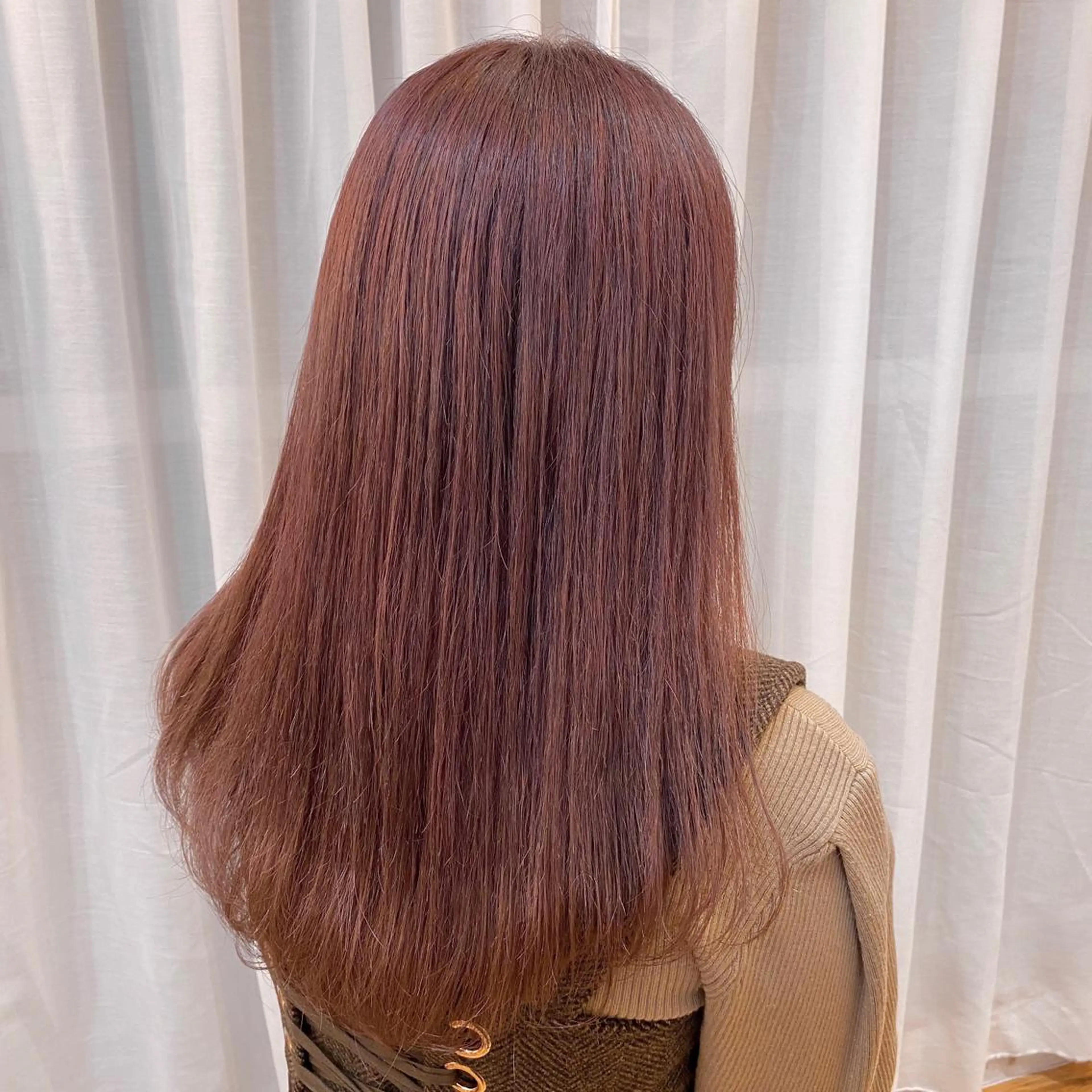 ロング カラー ピンクカラー ブリーチなしカラー レイヤーカットのヘアスタイル