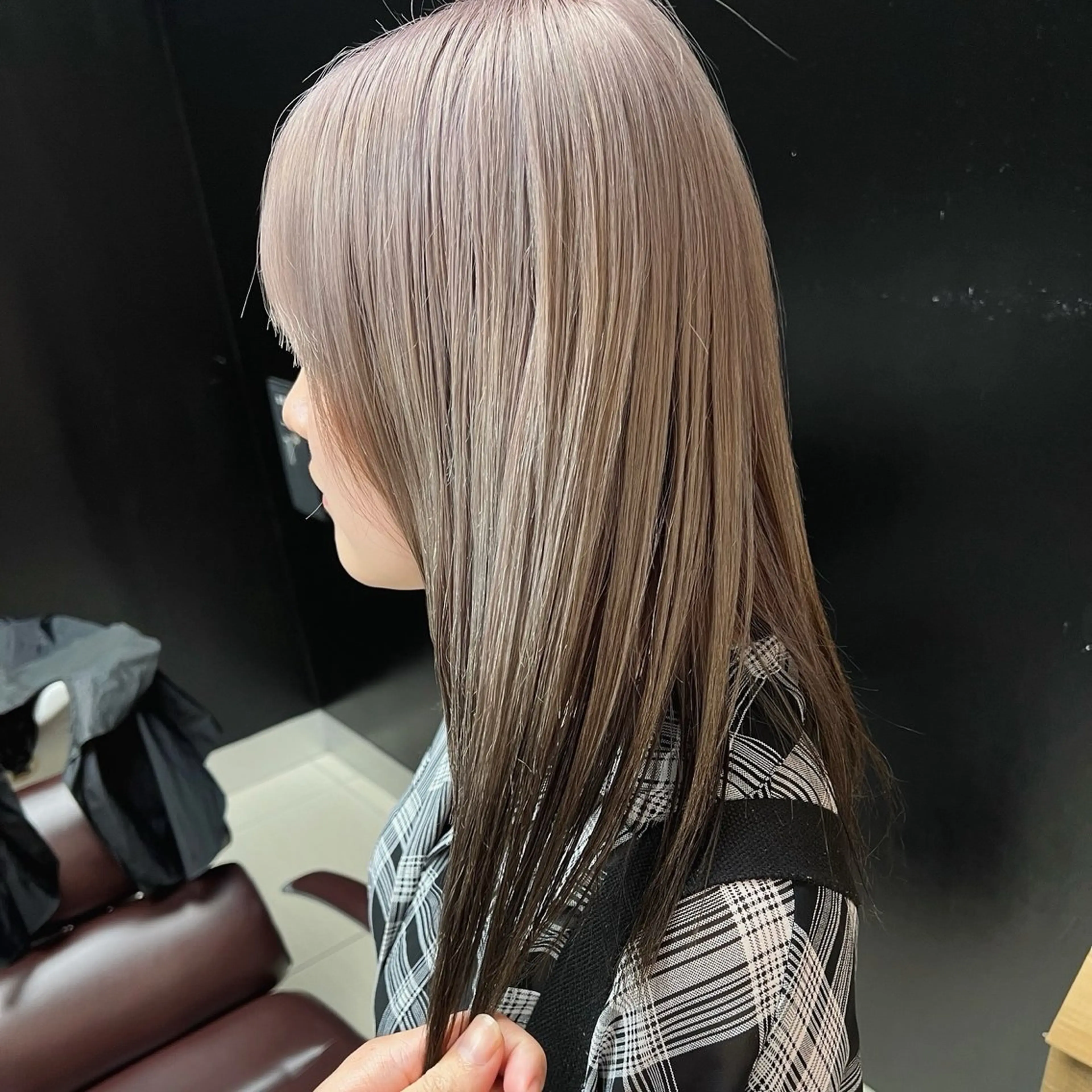 ミディアム カラー アッシュ アッシュブラウン ブリーチ ブラウンカラー ケアブリーチ ニュアンスレイヤー ハイトーンカラーのヘアスタイル