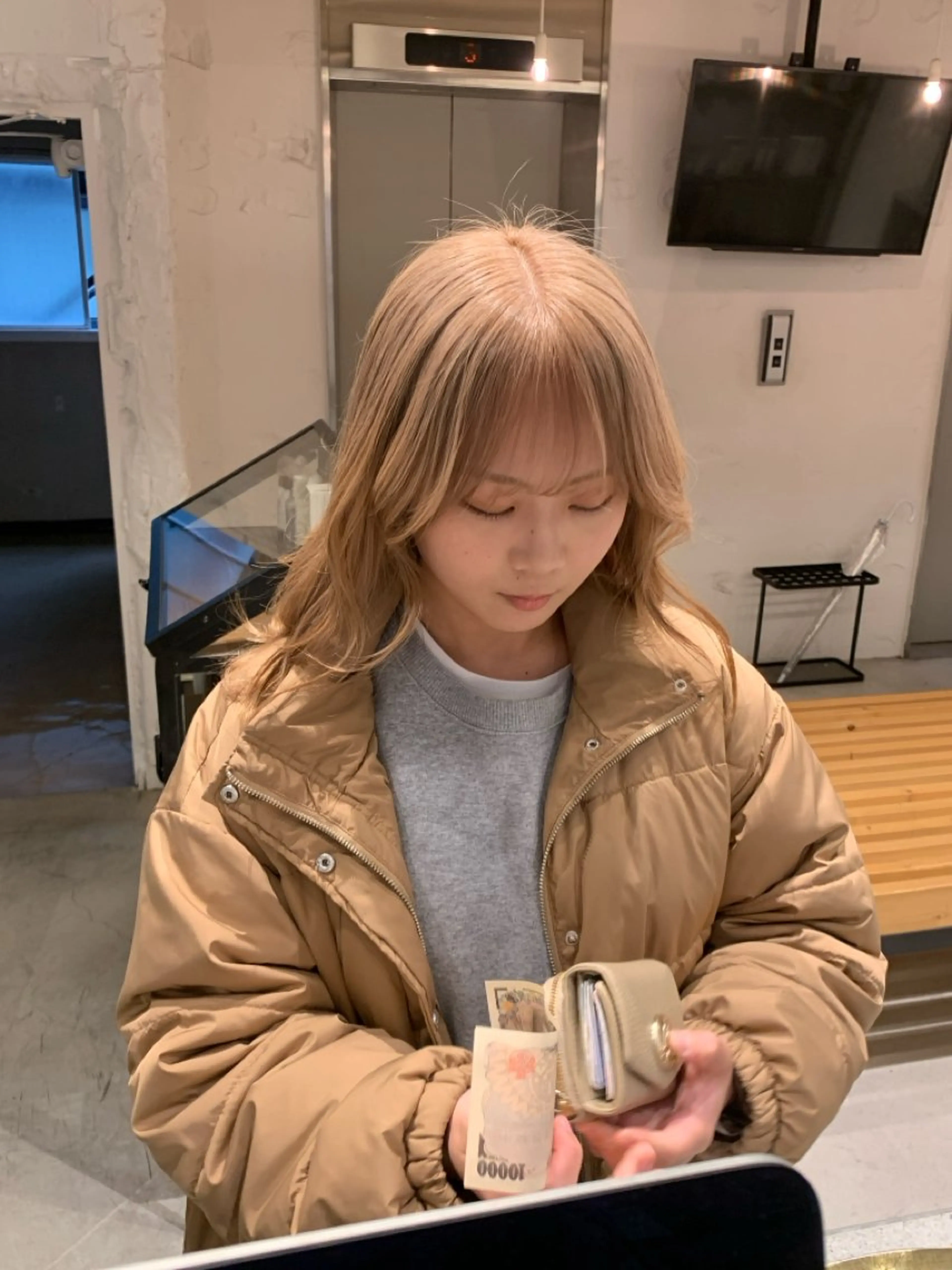 ロング カラー ヘアアレンジ ベージュカラー ブリーチ ダブルカラー ハイトーンカラー シルバー ヘアカラー 🌈難波🌈ベージュ カラー【ヒロム】のヘアスタイル