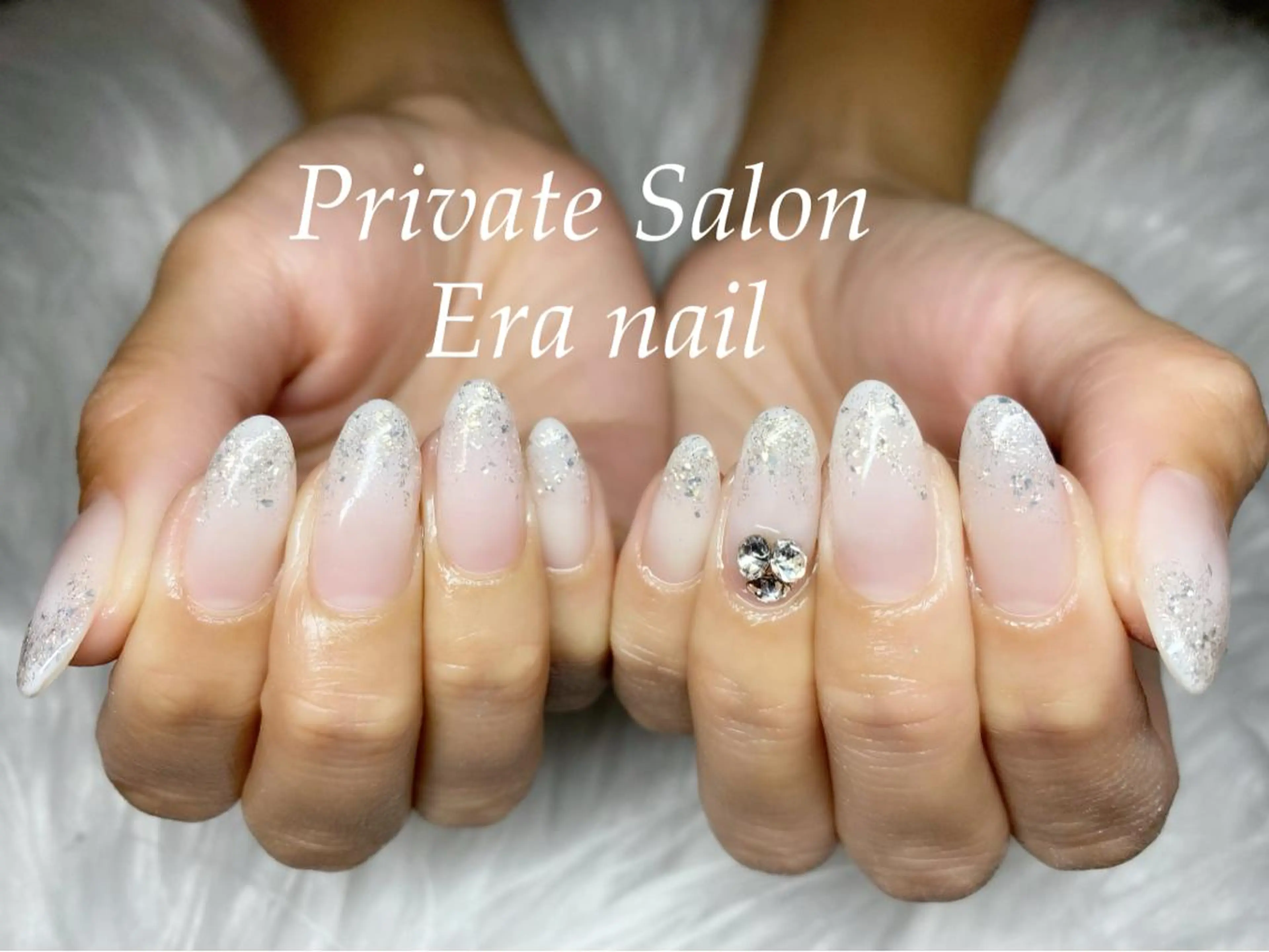 ネイル ラメ(グリッター) ラメグラデーション ワンカラーネイル ストーンネイル ホワイト Era nailのネイルデザイン