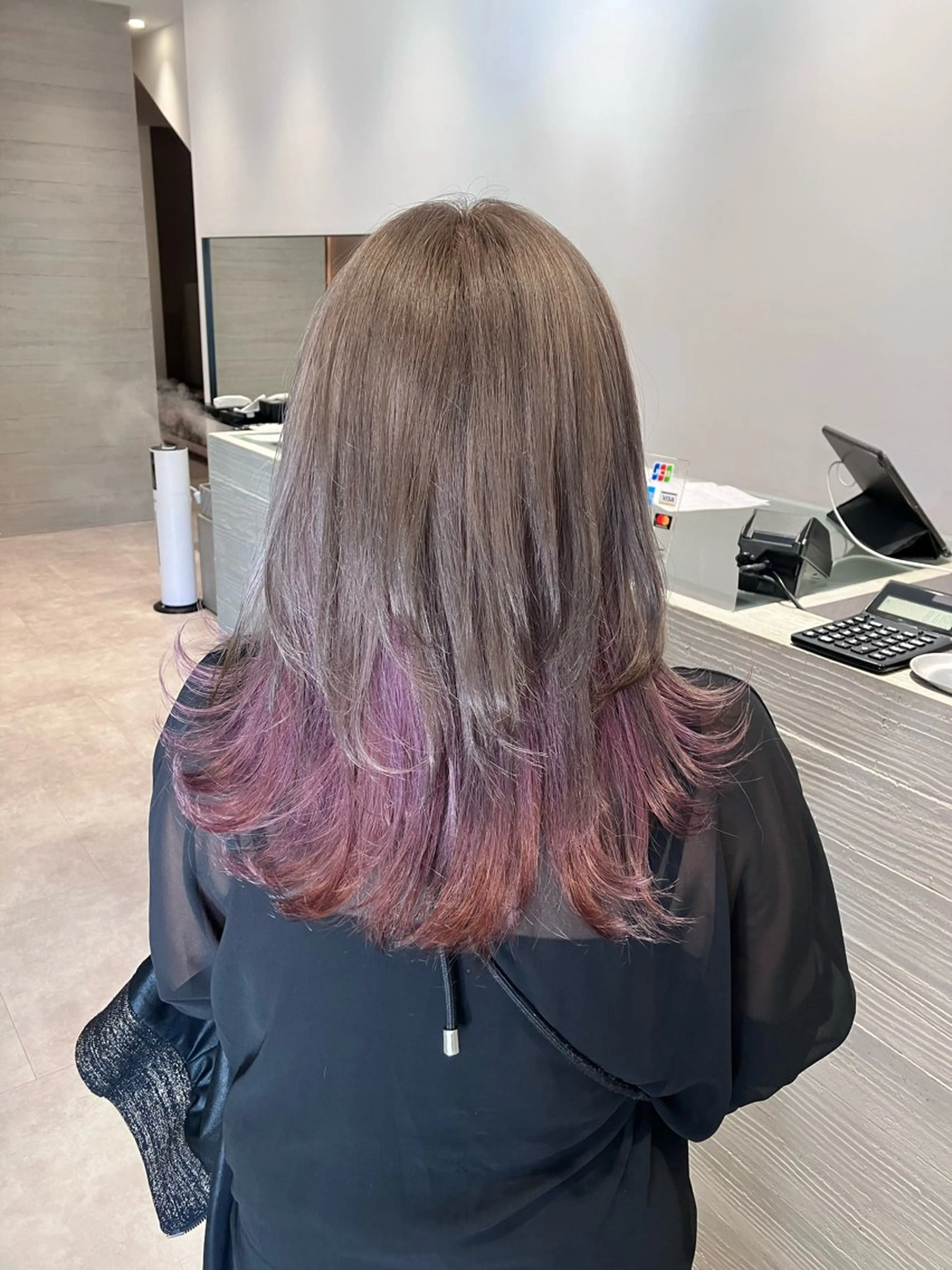 ロング カラー ベージュカラー ブリーチ ピンクカラー サキ🤍ハイトーン 🩰くびれ巻きヘアのヘアスタイル