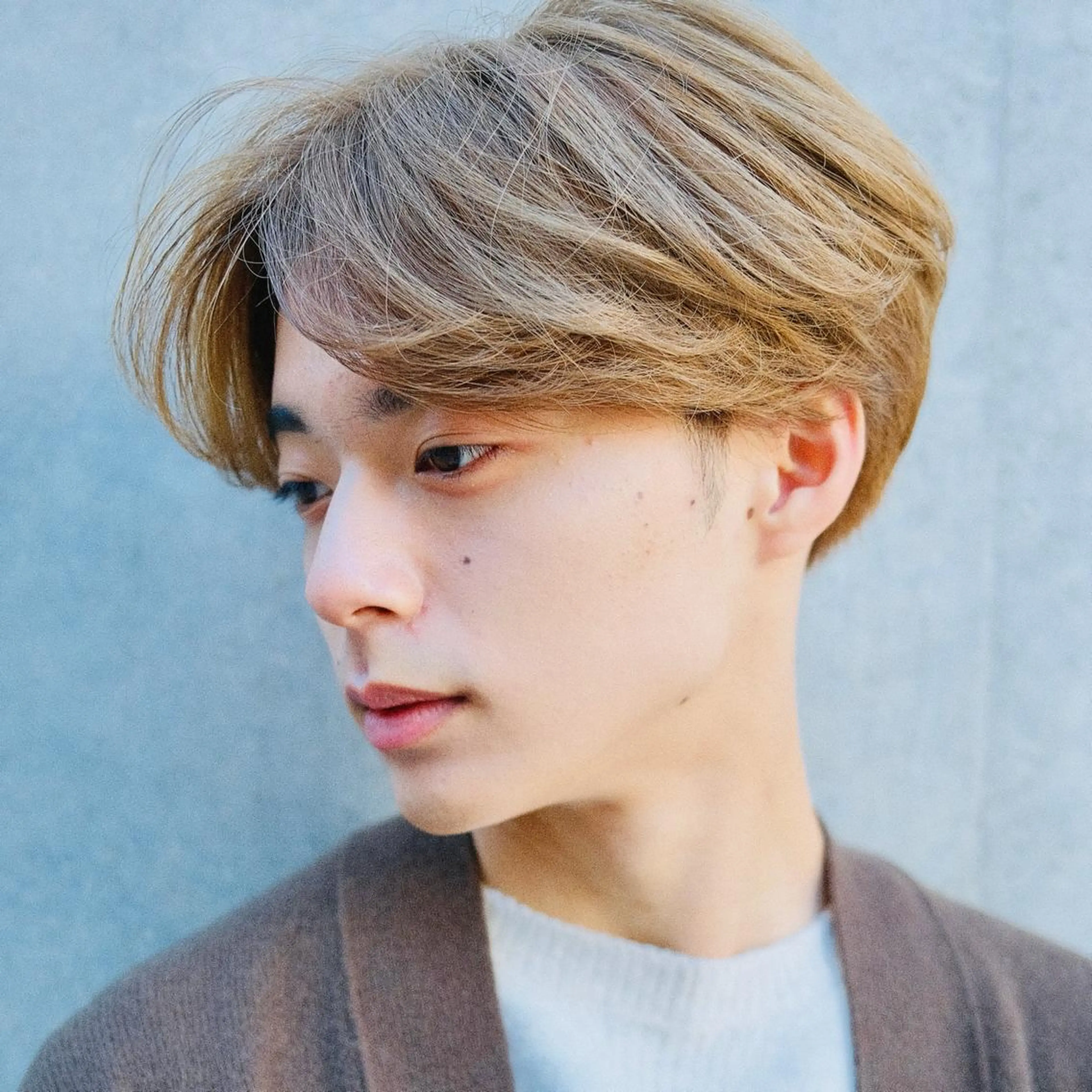 ショート カラー メンズ センターパート メンズハイトーン メンズ韓国風 マッシュ ハイトーンカラー カット ヘアカラー トリートメント ショートボブ縮毛矯正 髪質改善のプロ山道潤のヘアスタイル