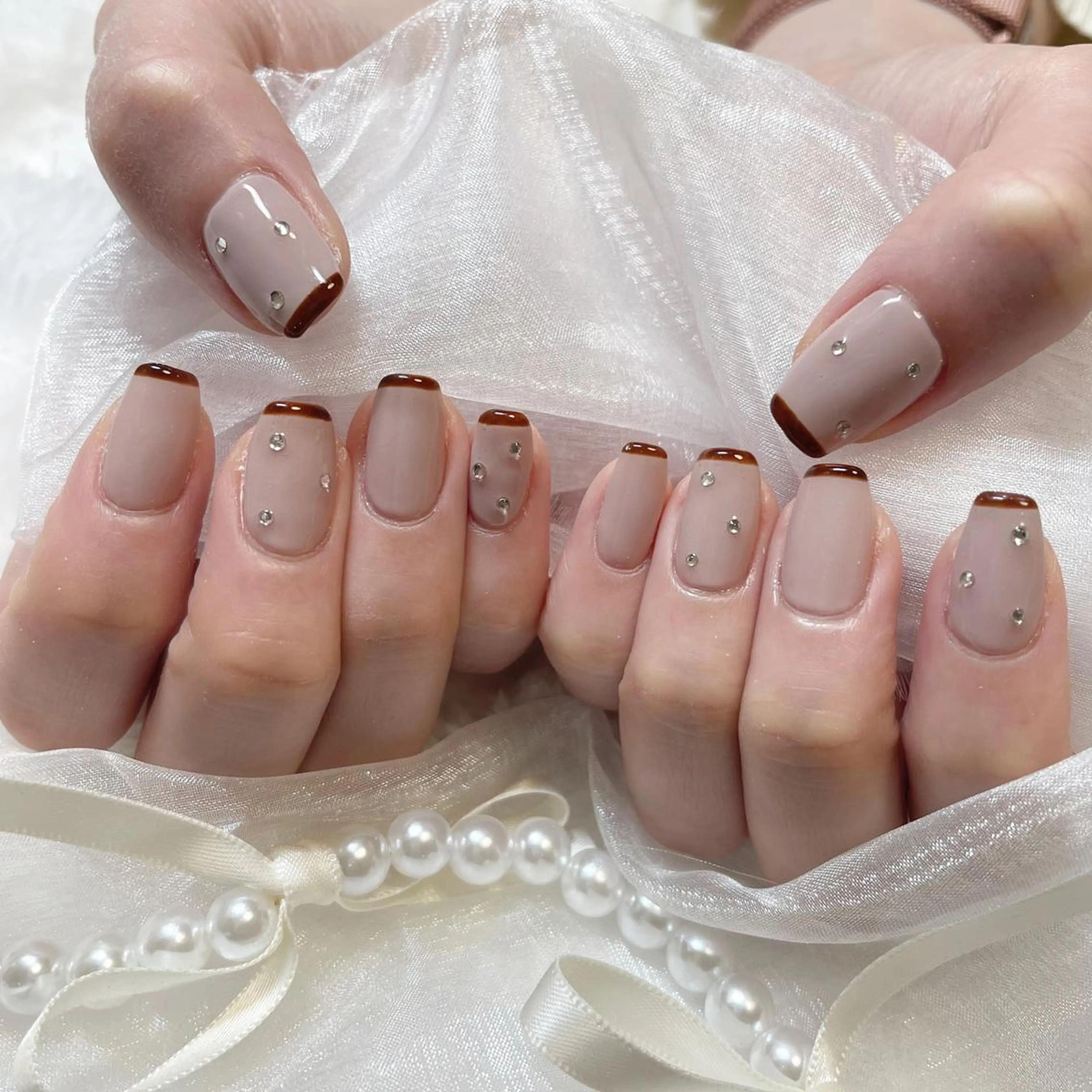 ネイル フレンチネイル ジェルネイル キラキラネイル 韓国ネイル 持ち込み ハンドネイル fiore nail 🦋のネイルデザイン