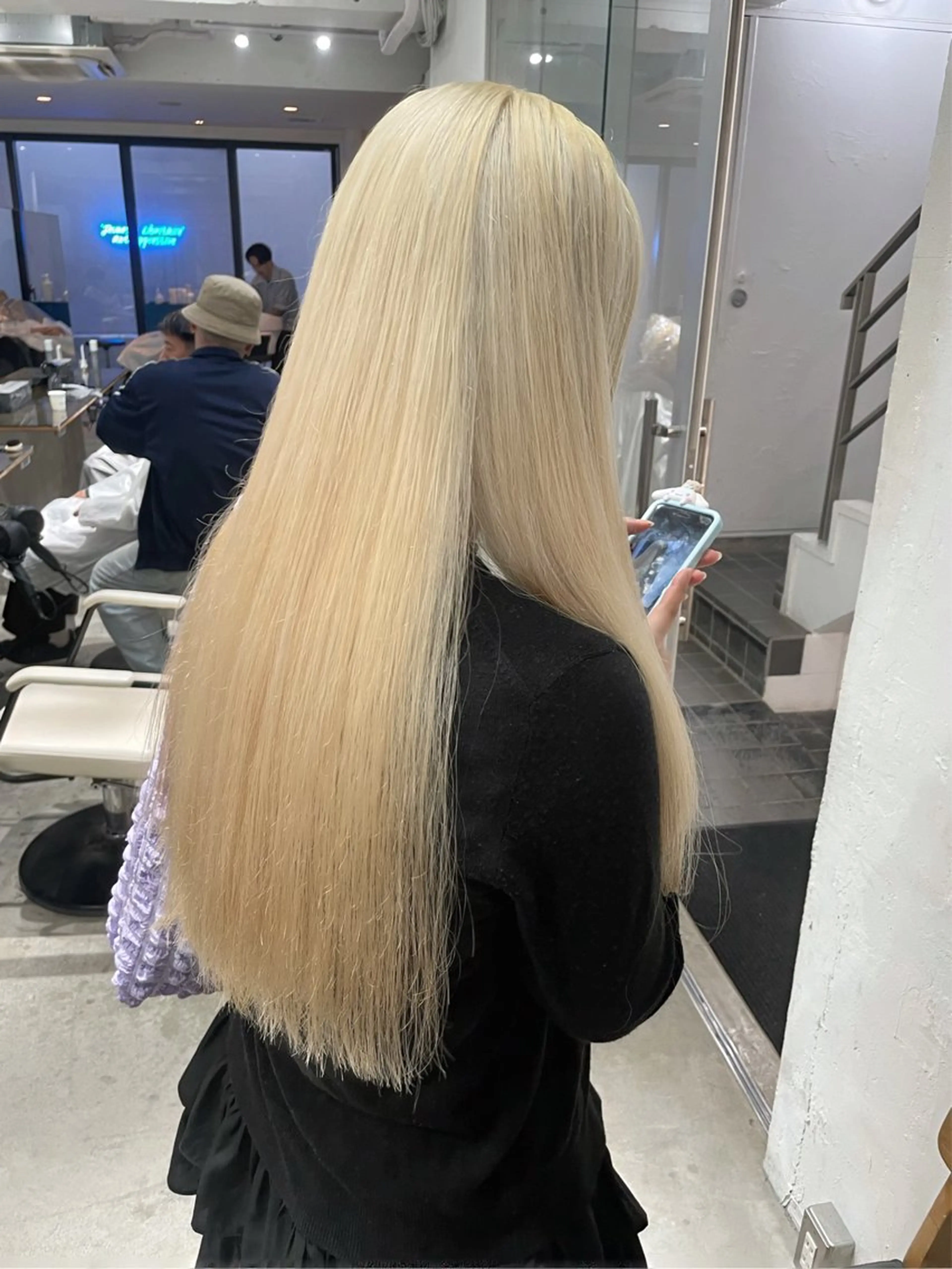 ロング カラー 抜きっぱなしブロンド ブロンド スパイラルパーマ 🌐hina⭐️のヘアスタイル