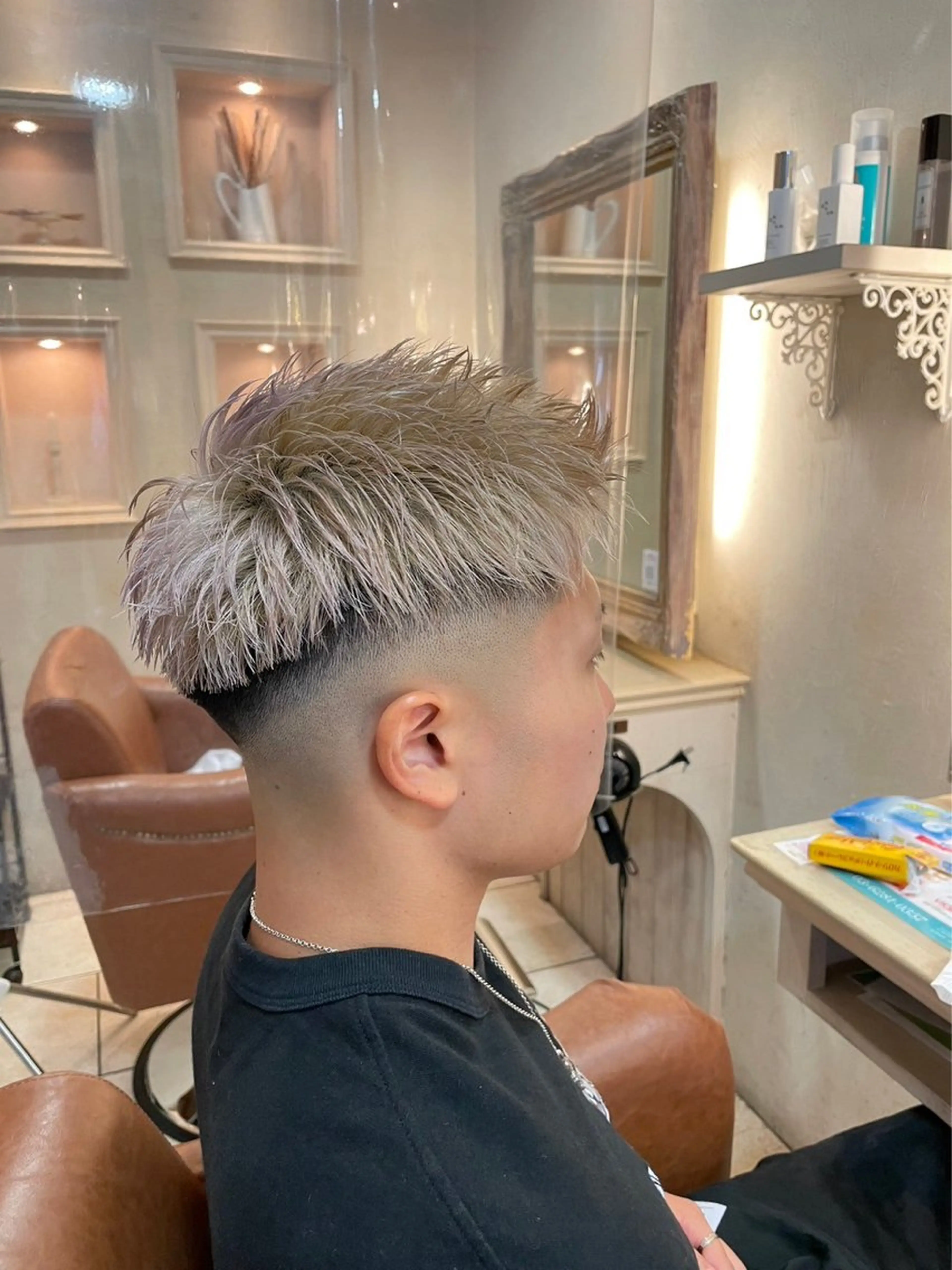 カラー メンズ アップバング メンズブリーチ フェードカット スキンフェード ベージュカラー カット ヘアカラー トリートメント amie by afloat所属・レイヤーカット メンズヘア/伊藤　匠のヘアスタイル