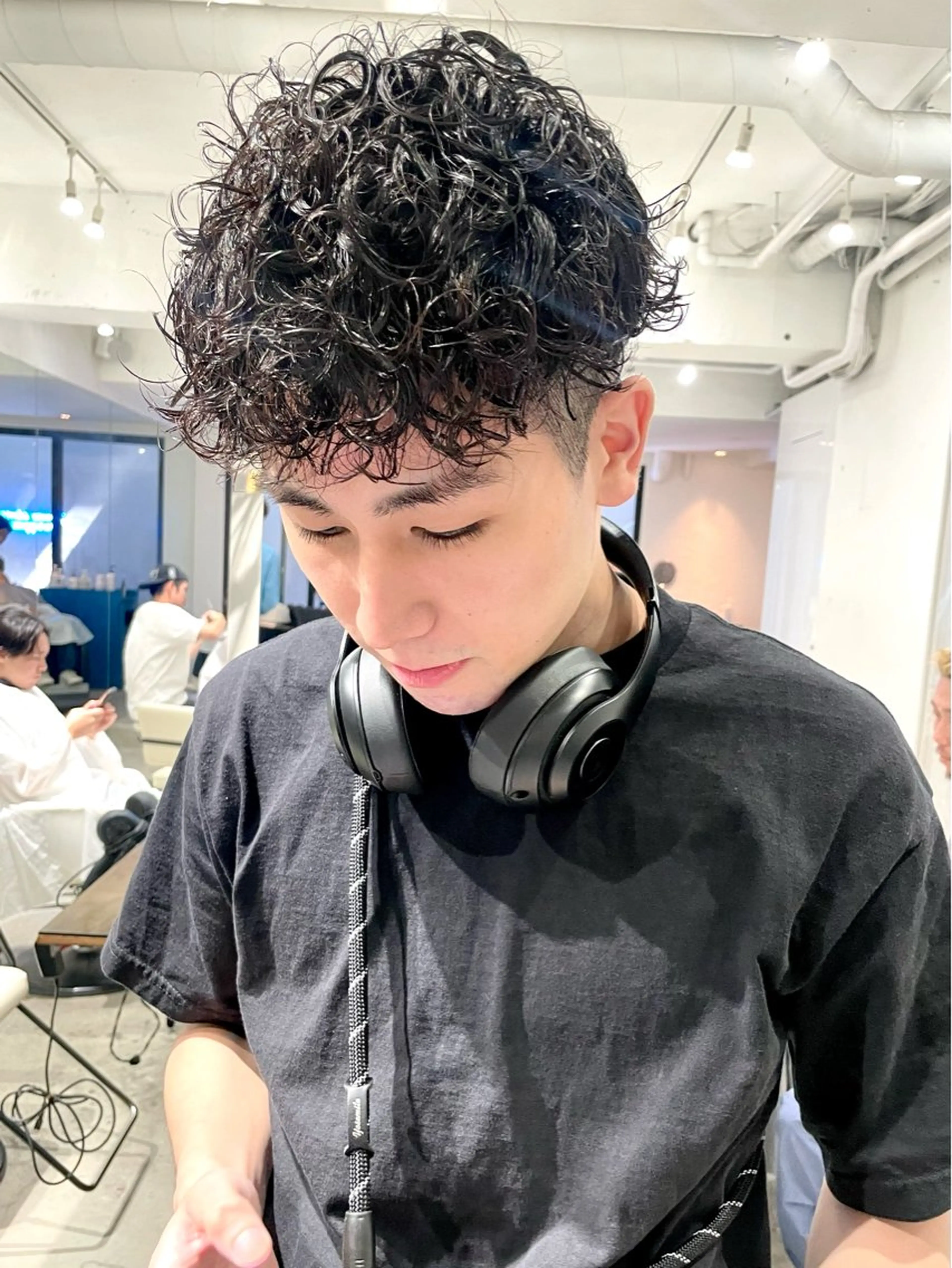 ショート パーマ メンズ メンズブリーチ センターパート メンズハイライト メンズハイトーン メンズインナーカラー カット パーマ トリートメント スパイラルパーマ 🌐hina⭐️のヘアスタイル