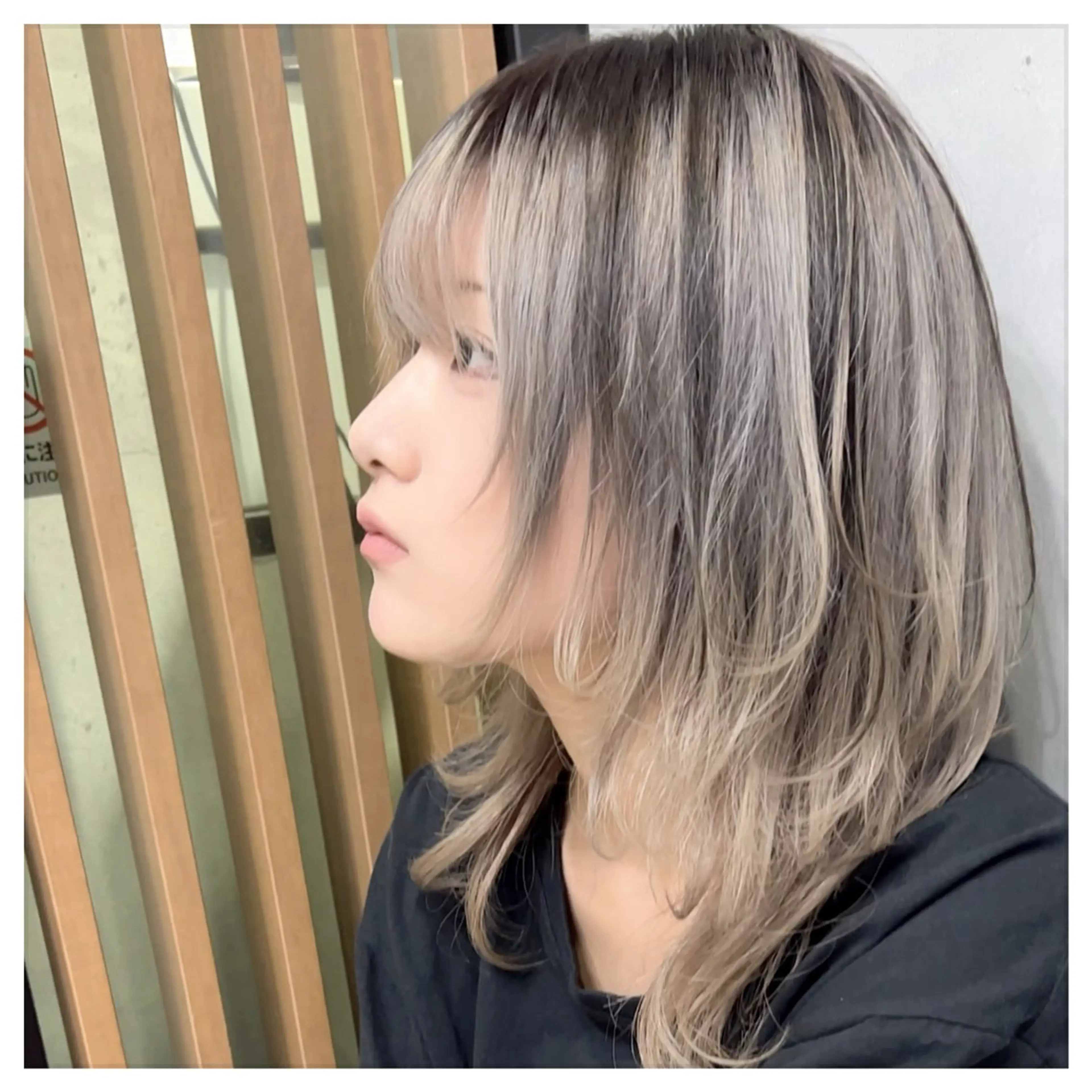 ミディアム カラー デザインカラー ハイトーンカラー ウルフカット カット ヘアカラー トリートメント ショート・ハイトーン ズーキーのヘアスタイル