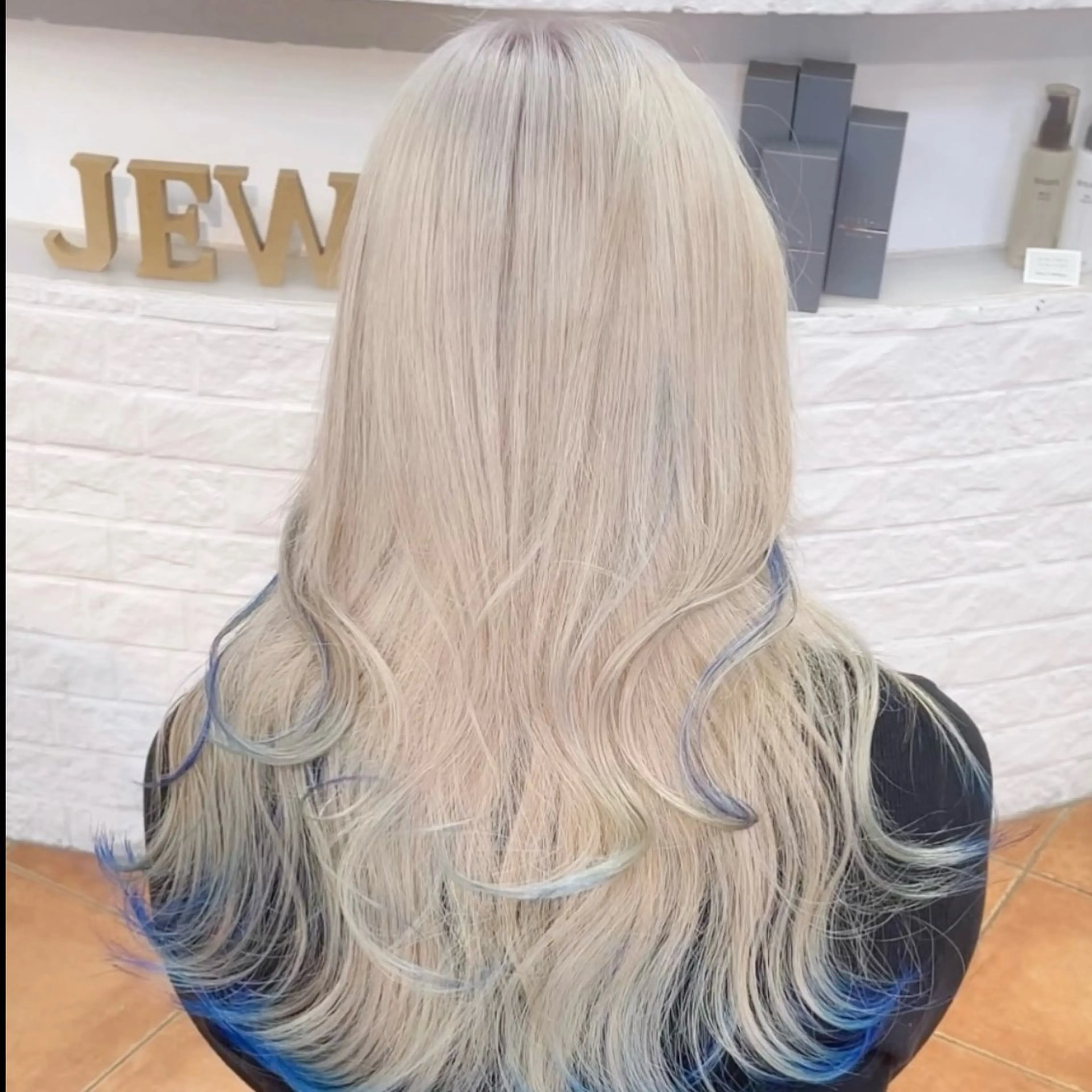 ロング カラー ベージュカラー ブリーチ ブルーカラー ケアブリーチ デザインカラー カット ヘアカラー トリートメント ハイトーン特化× 韓国風カット赤井龍斗のヘアスタイル