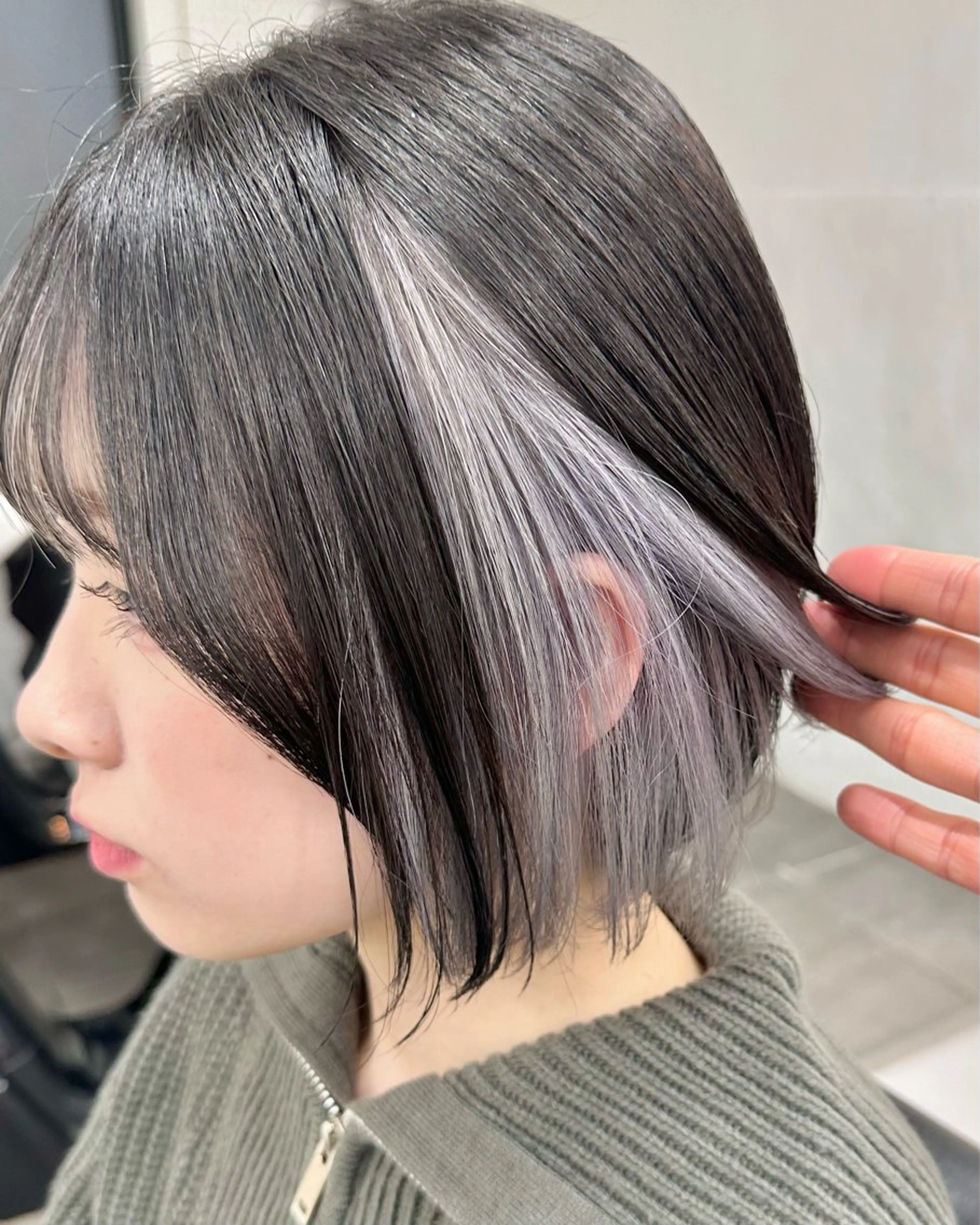 ミディアム カラー ブリーチ ケアブリーチ ダブルカラー インナーカラー シルバー カット ヘアカラー トリートメント インナーカラー/レイ ヤーカット♡/マキシのヘアスタイル