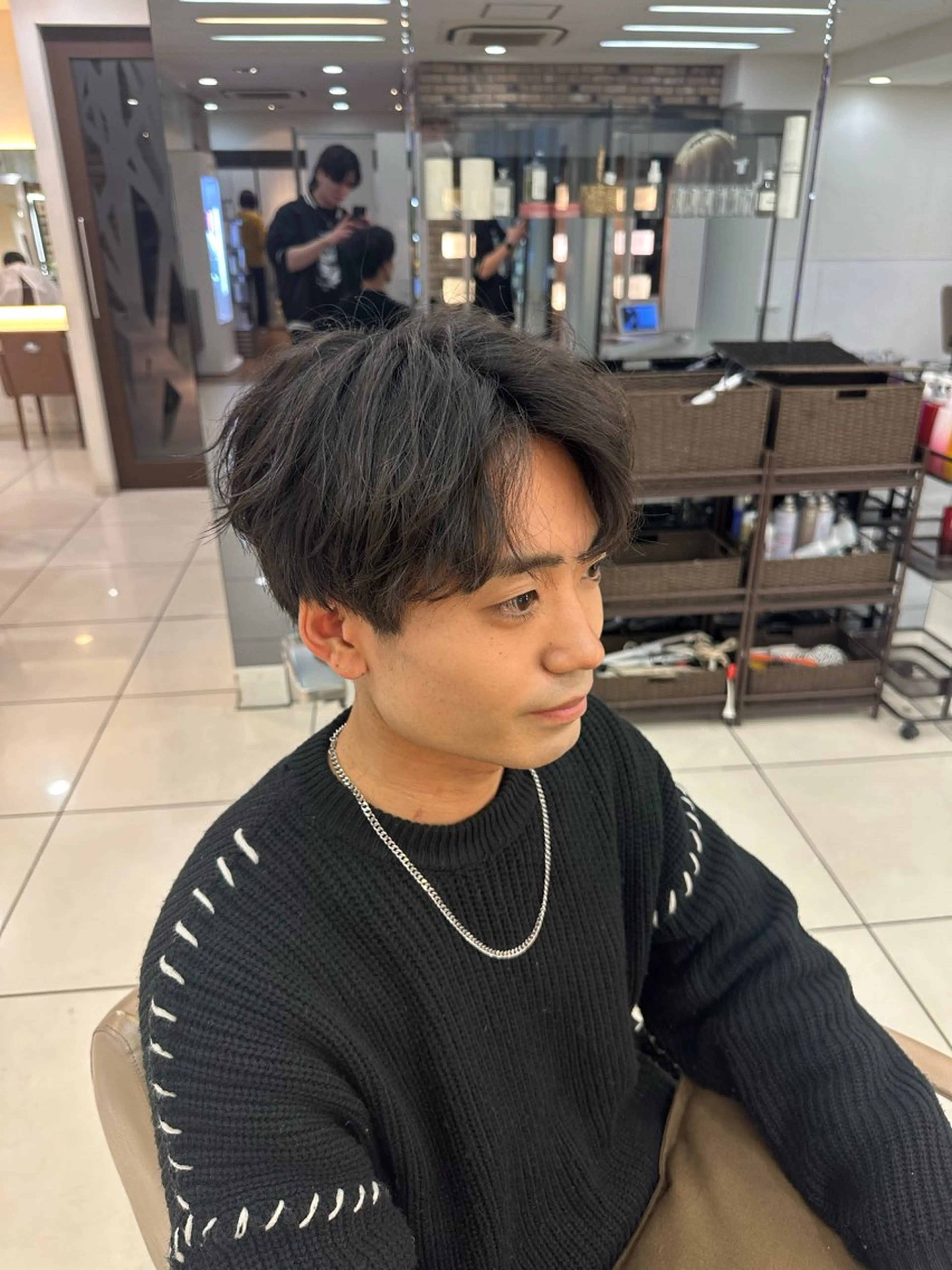 メンズ カット ラウンドマッシュシャ ドウニュアンスパーマのヘアスタイル