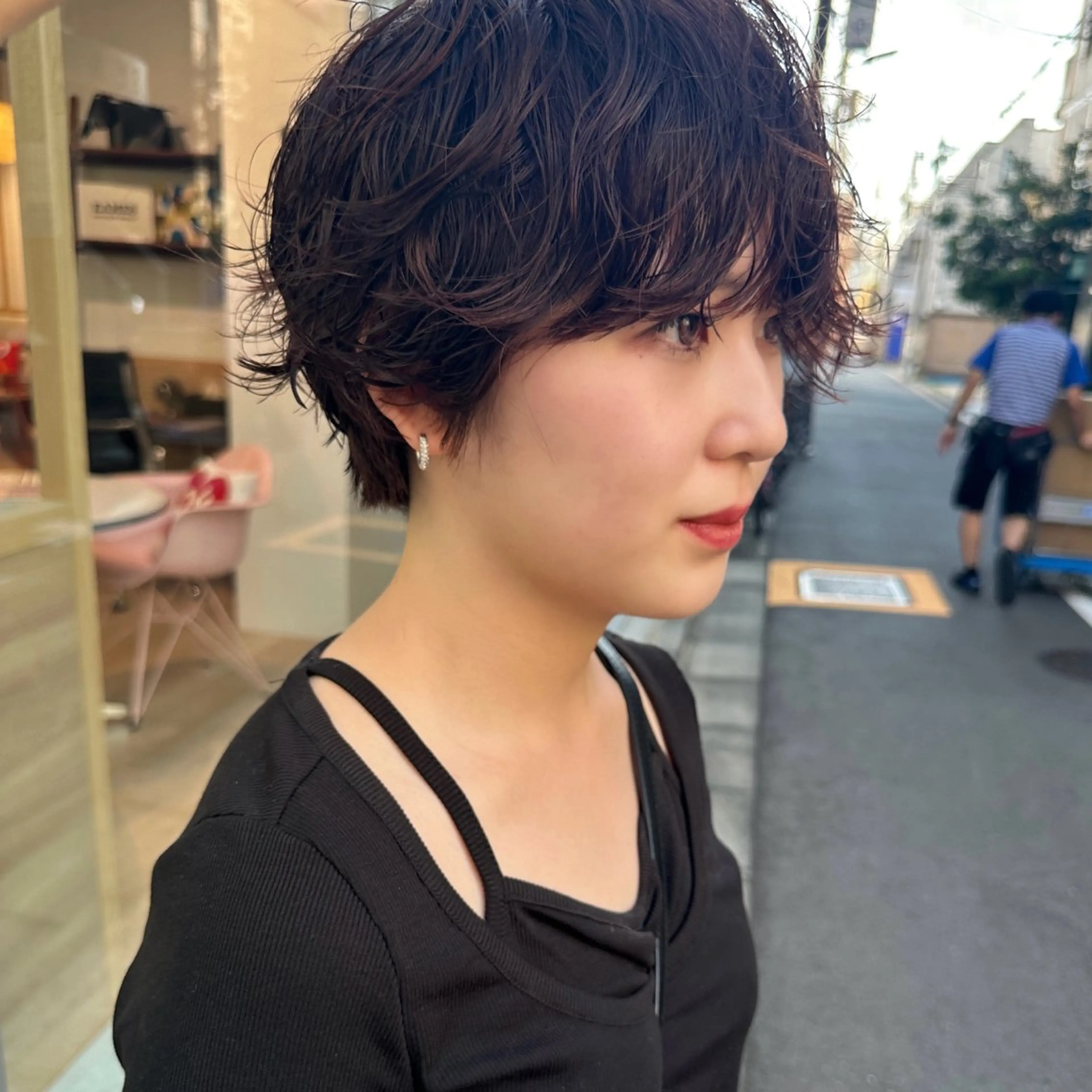 ショート カラー パーマ ショートヘア カット ヘアカラー パーマ ボブ/レイヤー/ケア パーマ/透明感カラーのヘアスタイル