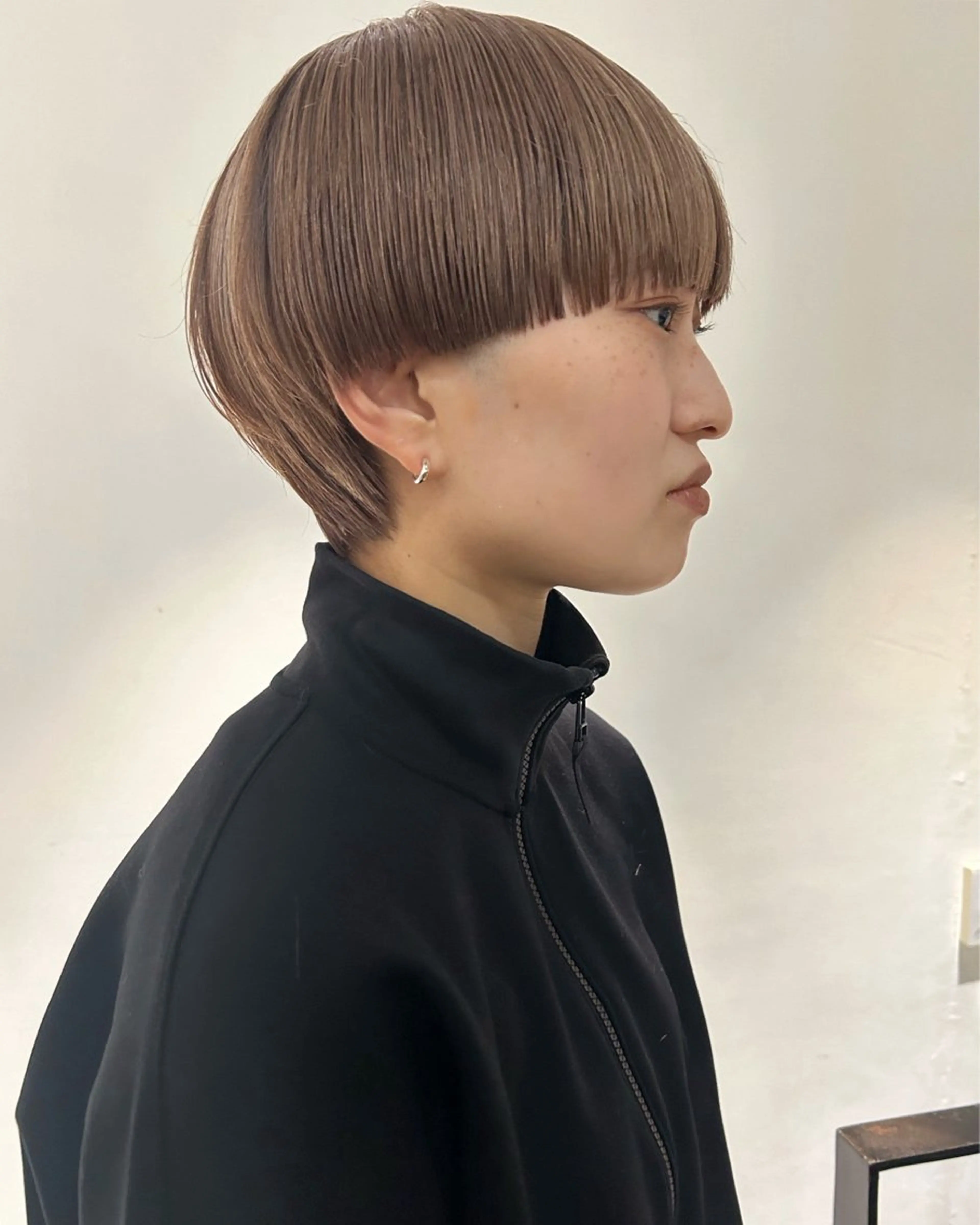 ショート カラー ベージュカラー ブリーチ ケアブリーチ ショートヘア カット ヘアカラー トリートメント Loom.所属・村上雅人 ナチュラルモードのヘアスタイル