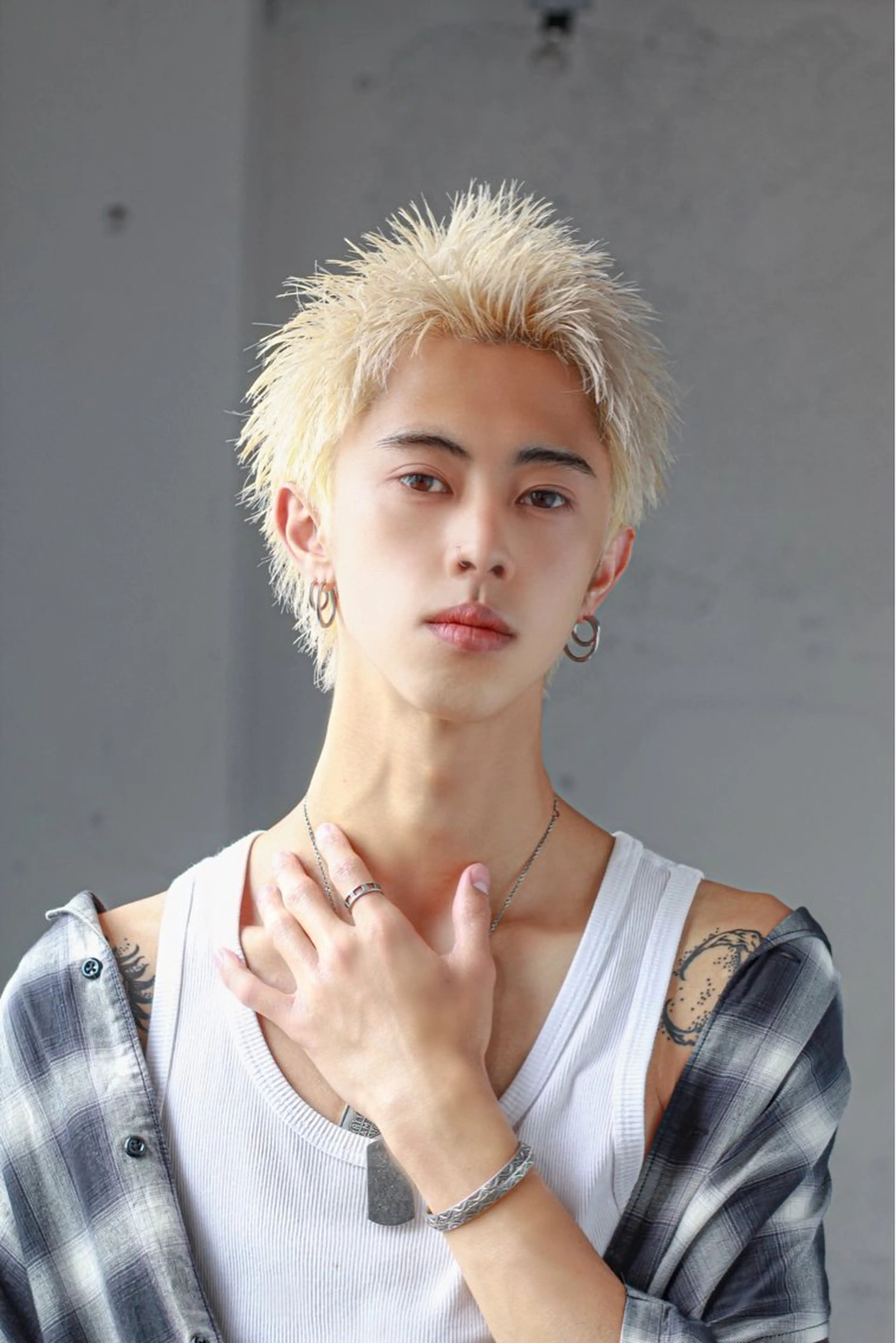 ショート カラー メンズ スパイキーショート ブロンド ショートヘア カット ヘアカラー 湘南のパーマ職人 🔥清水琉葵🔥のヘアスタイル