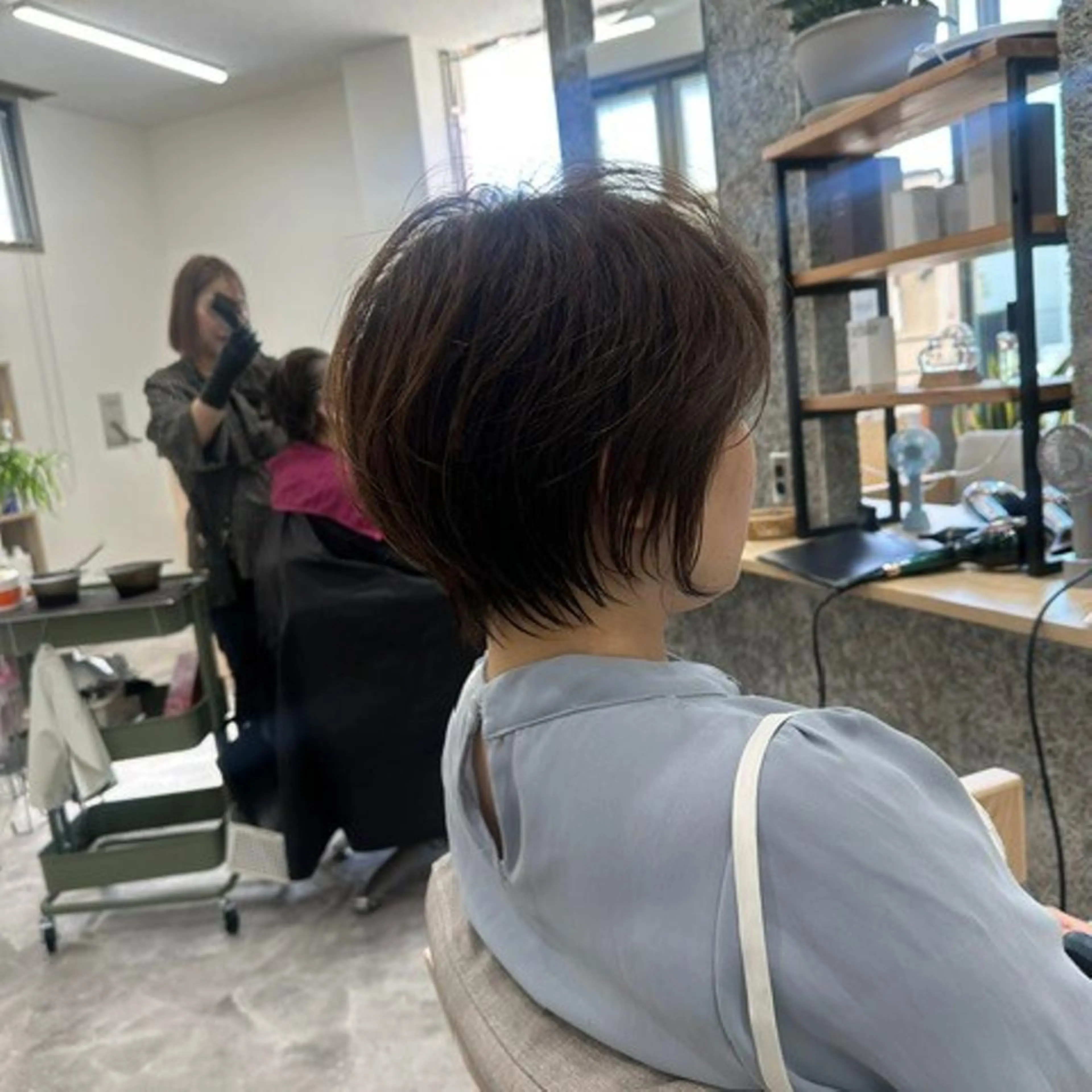 ショート カット ヘアカラー トリートメント 奈良一番ミルクティー ベージュしています⭐のヘアスタイル