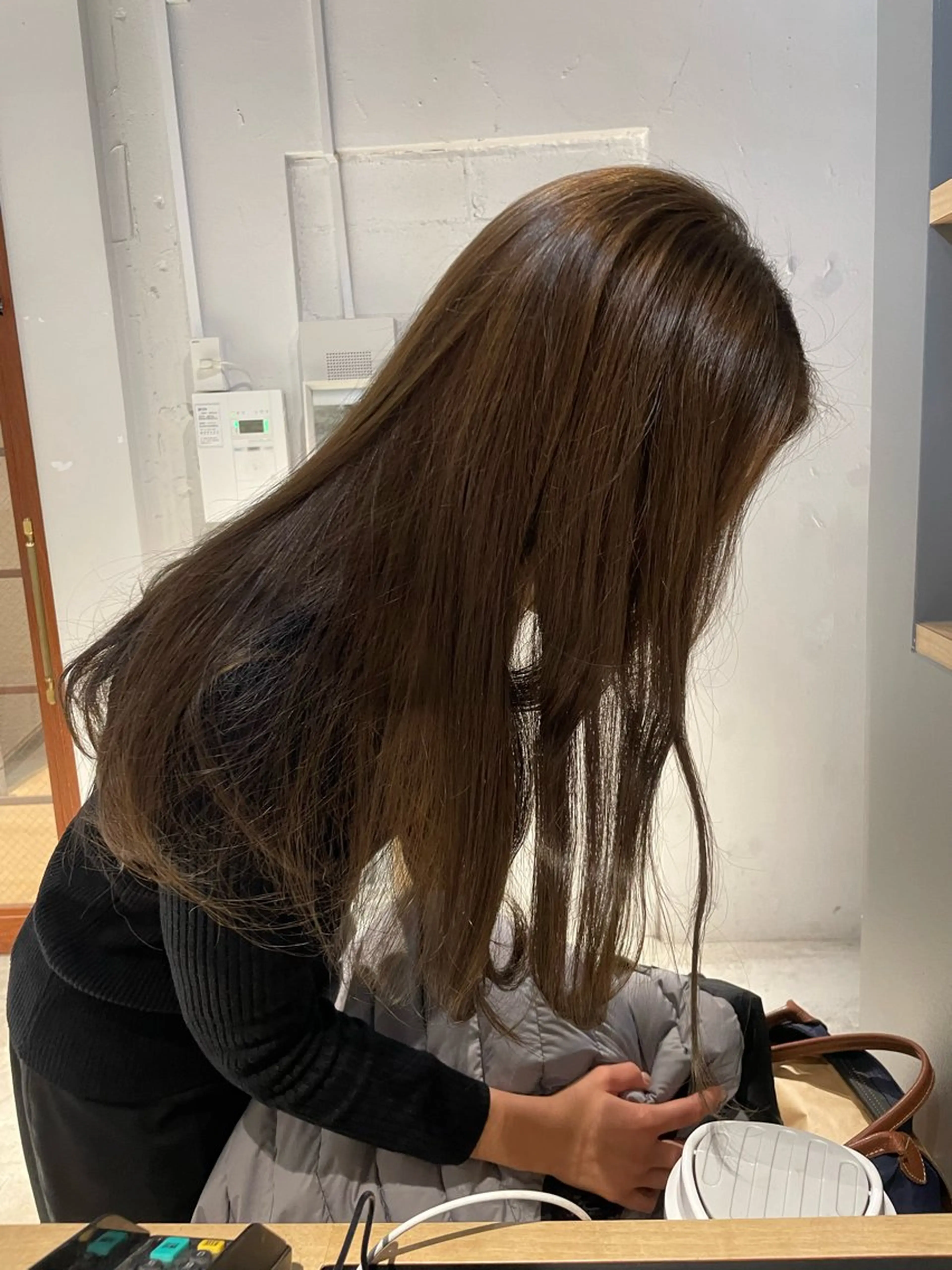 ミディアム カラー ベージュカラー ブリーチ 透明感カラー ブリーチなしカラー レイヤー×初 パーマ|hinakoのヘアスタイル