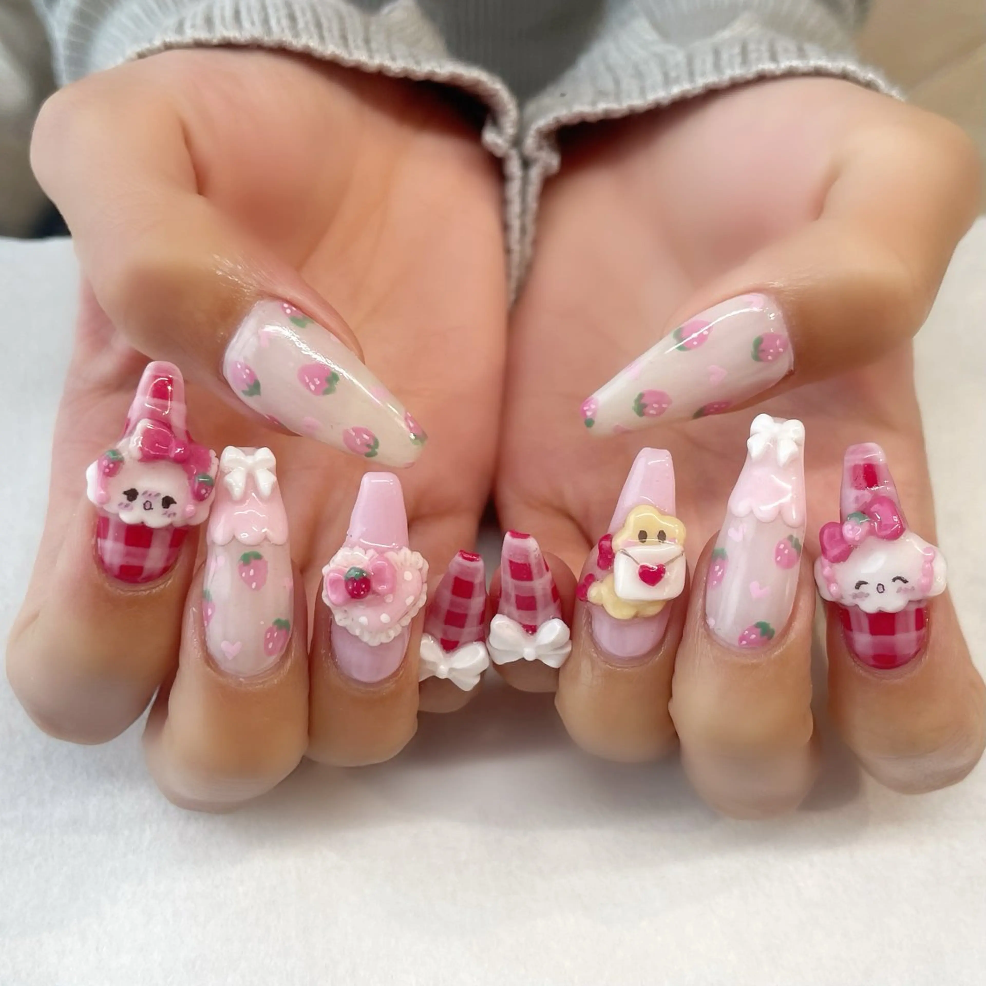 ネイル ハンドネイル 🌈🐰 saki. m 🐰🌈のネイルデザイン