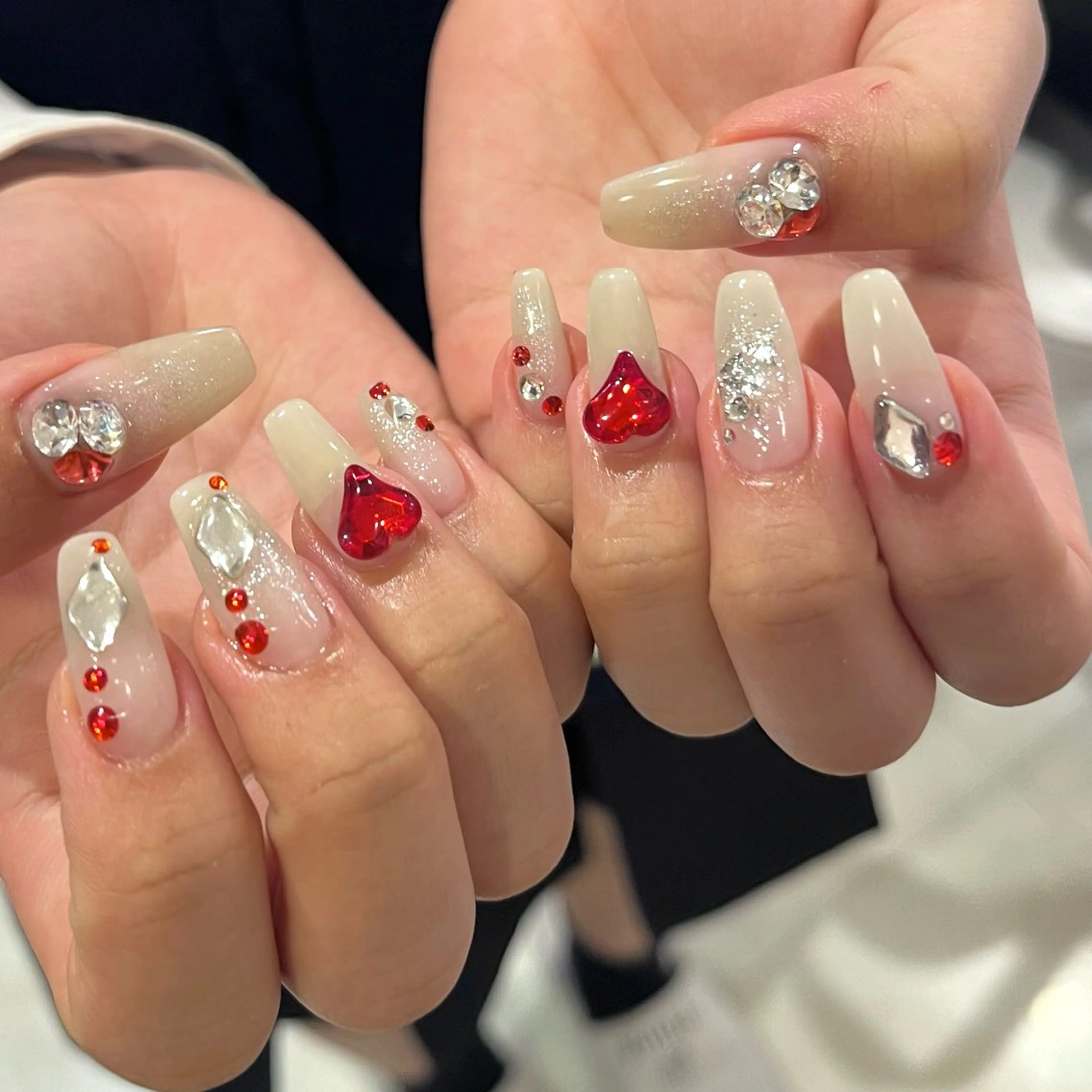 ネイル オーロラネイル フレンチネイル キラキラネイル 赤色 ストーンネイル ハンドネイル フットネイル para ☀︎ sol by BECK所属・Para Sol nail　Maoのネイルデザイン