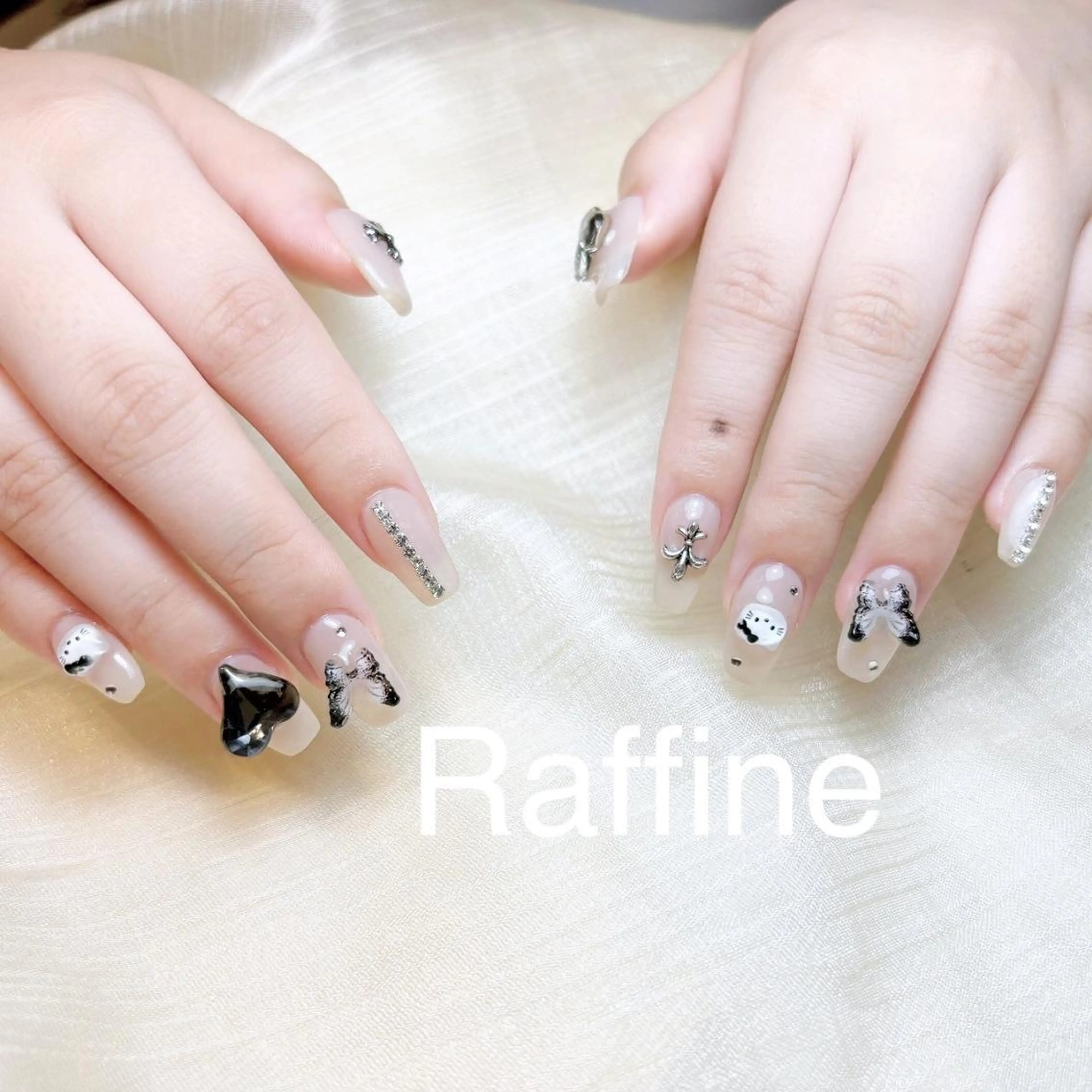 ネイル RAFFINE 月🦋🩵のネイルデザイン