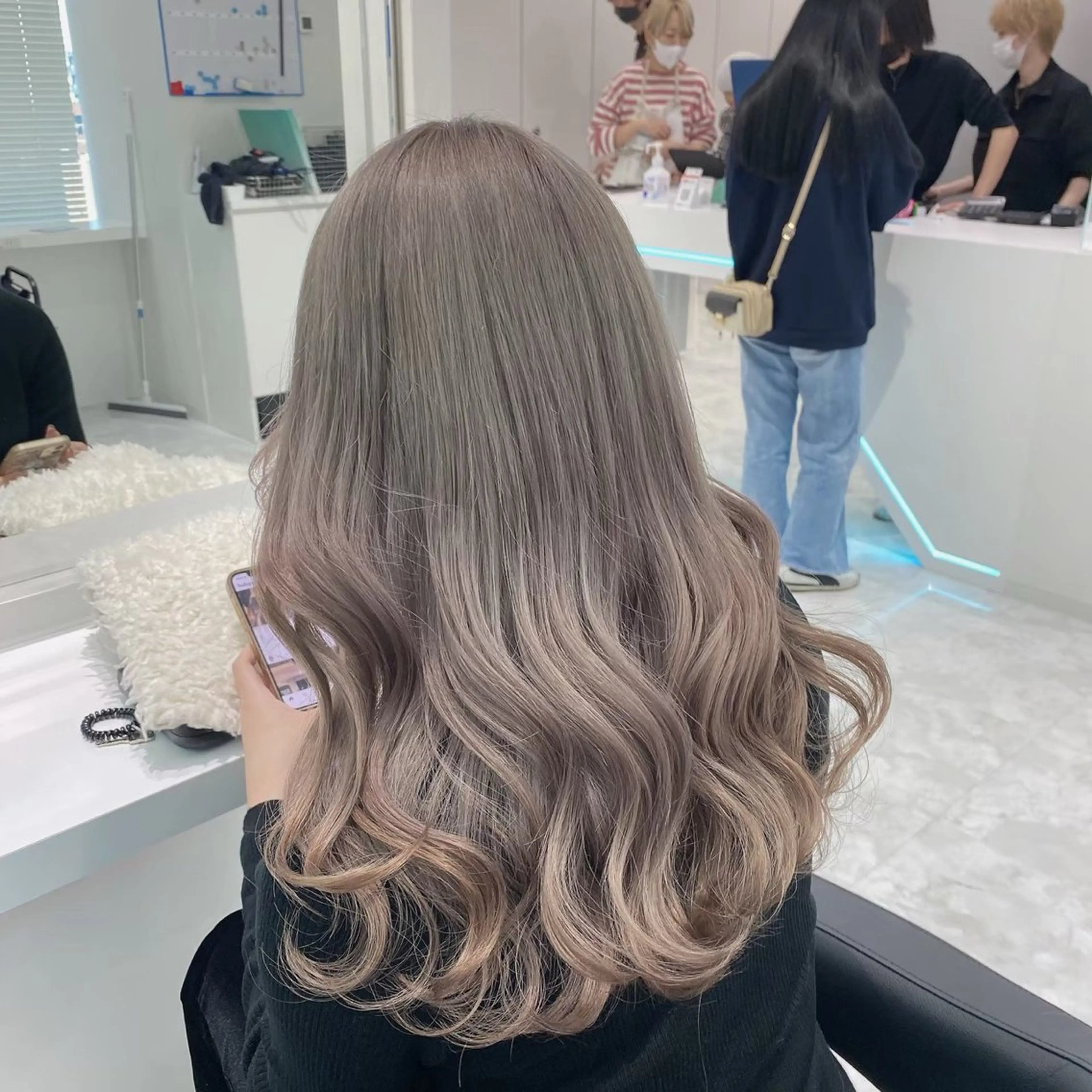 セミロング カラー ヘアアレンジ 🩵ダメージレス艶感 ハイトーン🩷のヘアスタイル