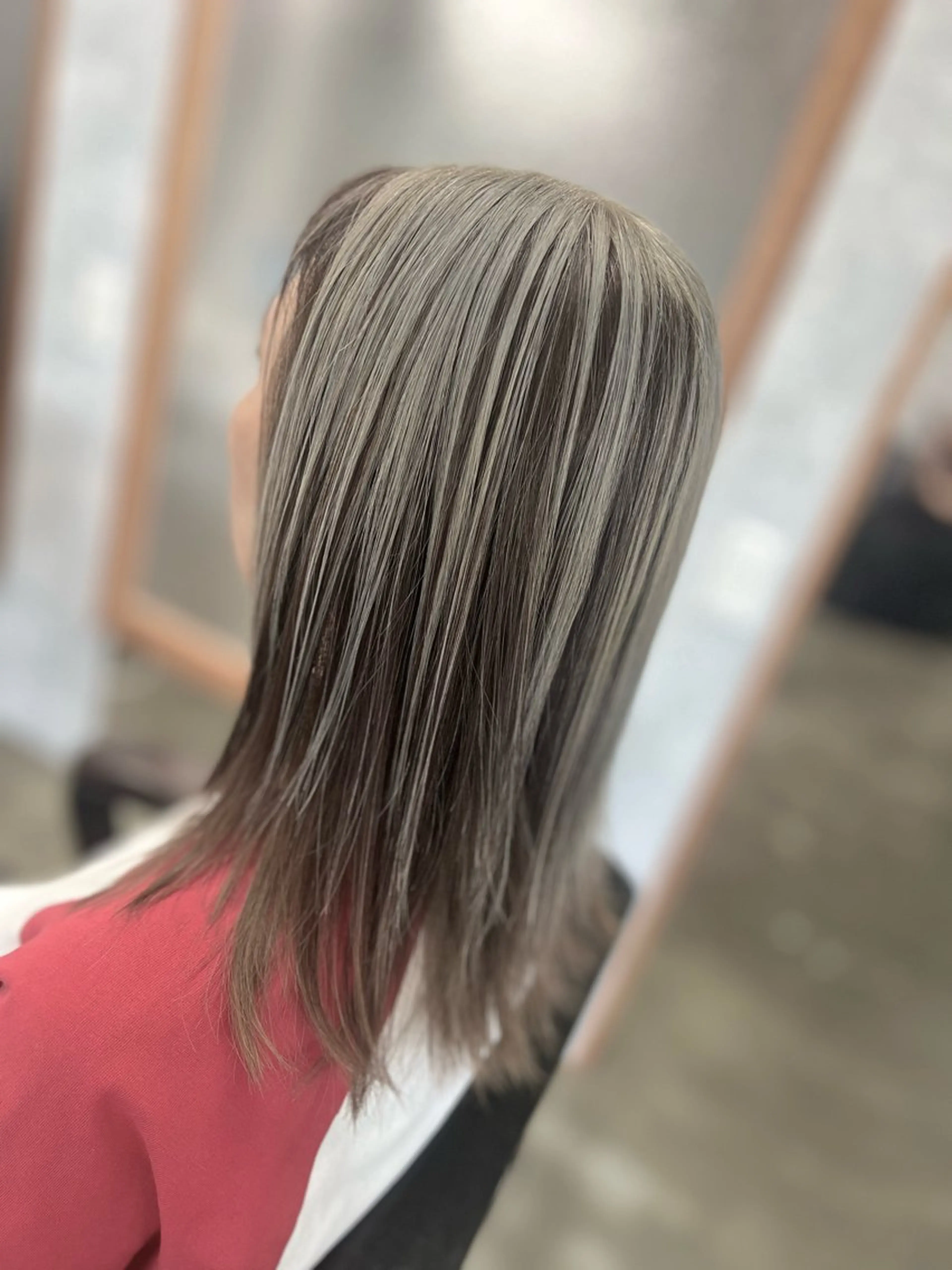 ミディアム カラー ブリーチ シルバー ヘアカラー Style Tのヘアスタイル