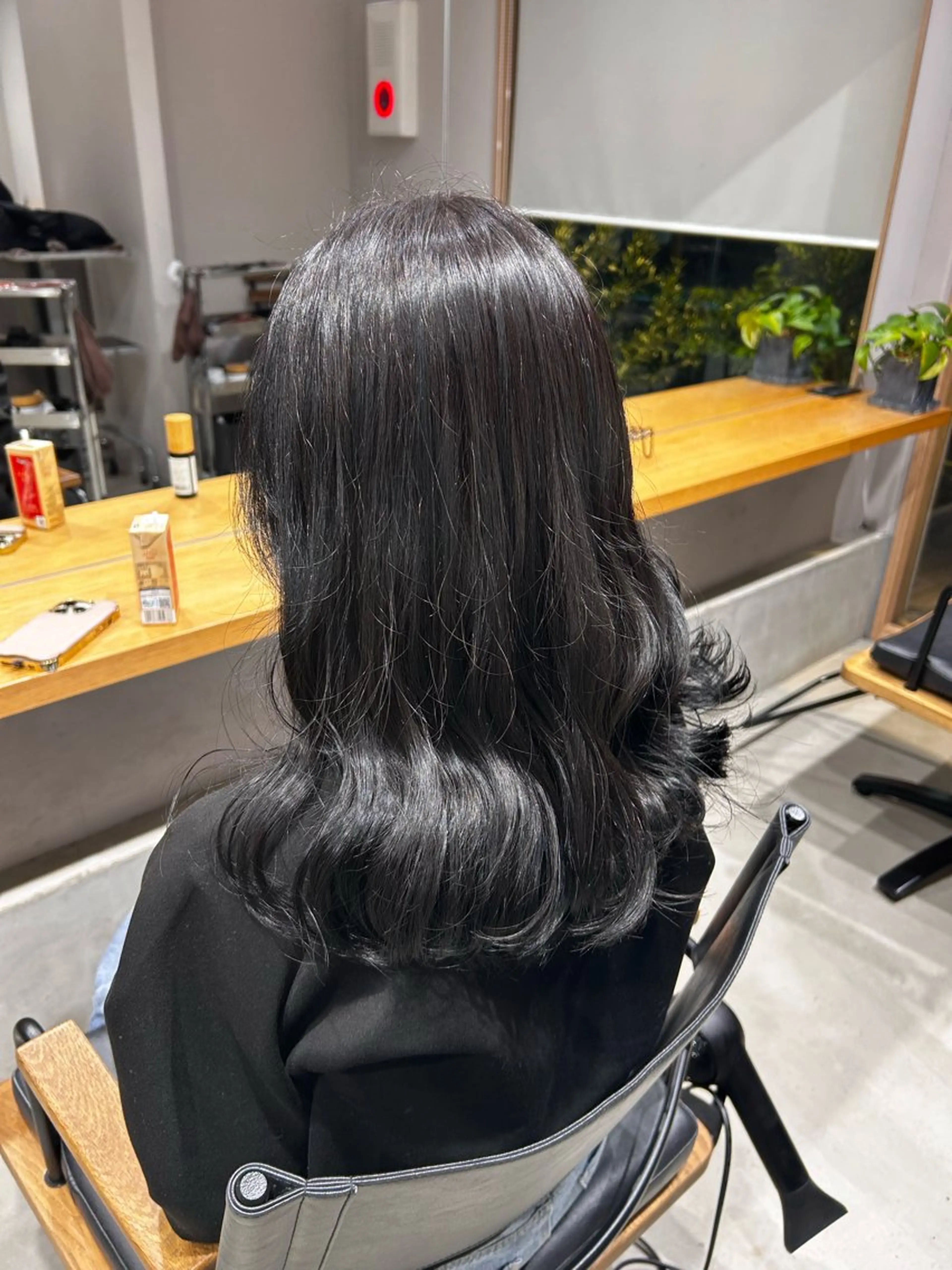 ミディアム カラー 黒髪 ブルーカラー ブルーブラック ブルージュ オーガニックカラー MINX The pass所属・透明感ケアカラー/ レイヤー/ryokaのヘアスタイル