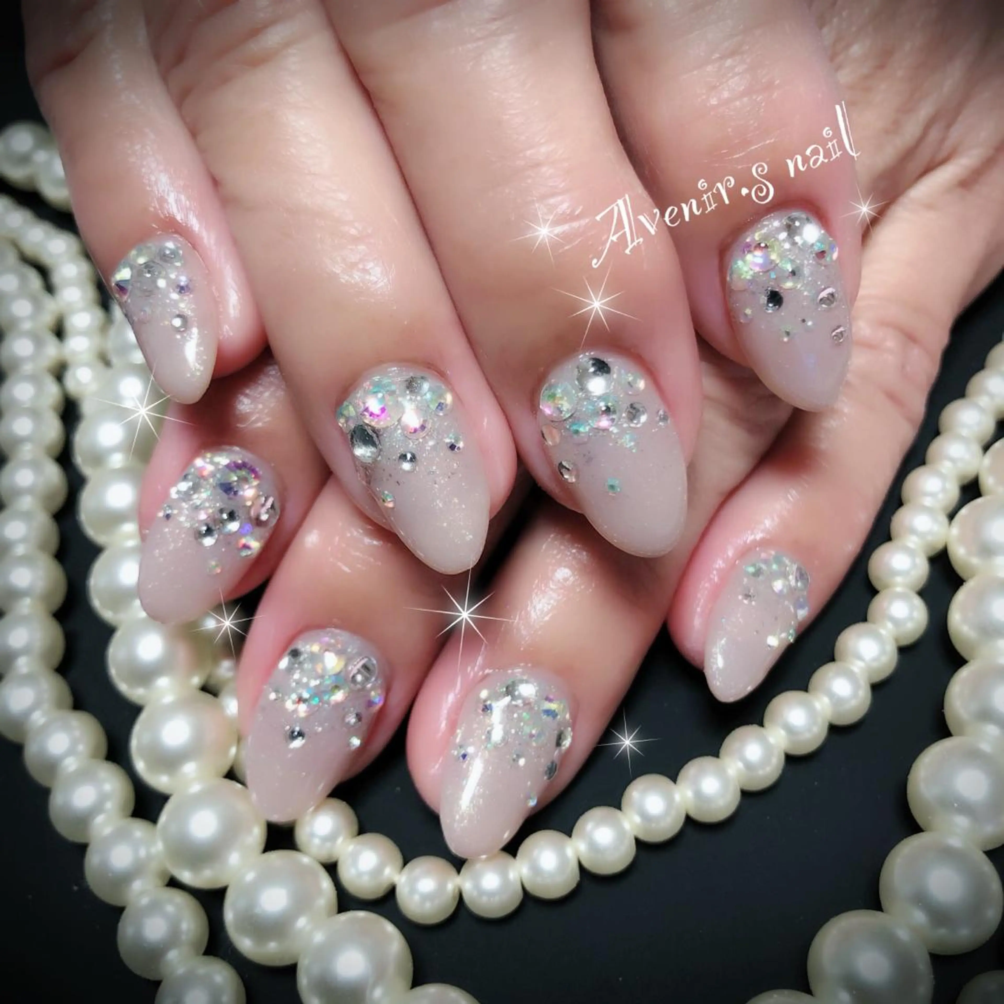 ネイル グラデーション ストーンネイル Home Salon Avenir.のネイルデザイン