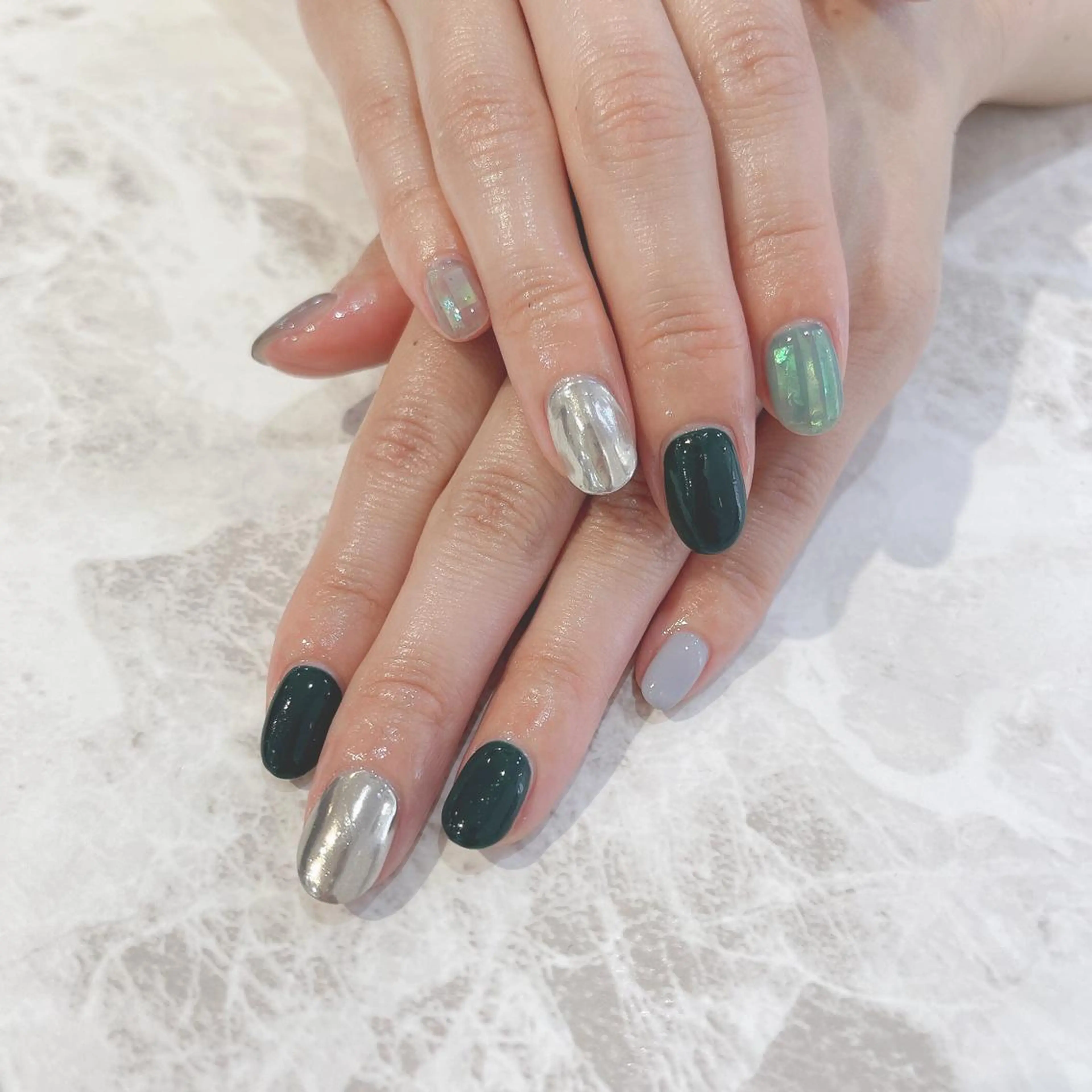 ネイル オーロラネイル グリーン ミラーネイル Nailsalon Julius luna所属・Juliusluna FUZUKIのネイルデザイン