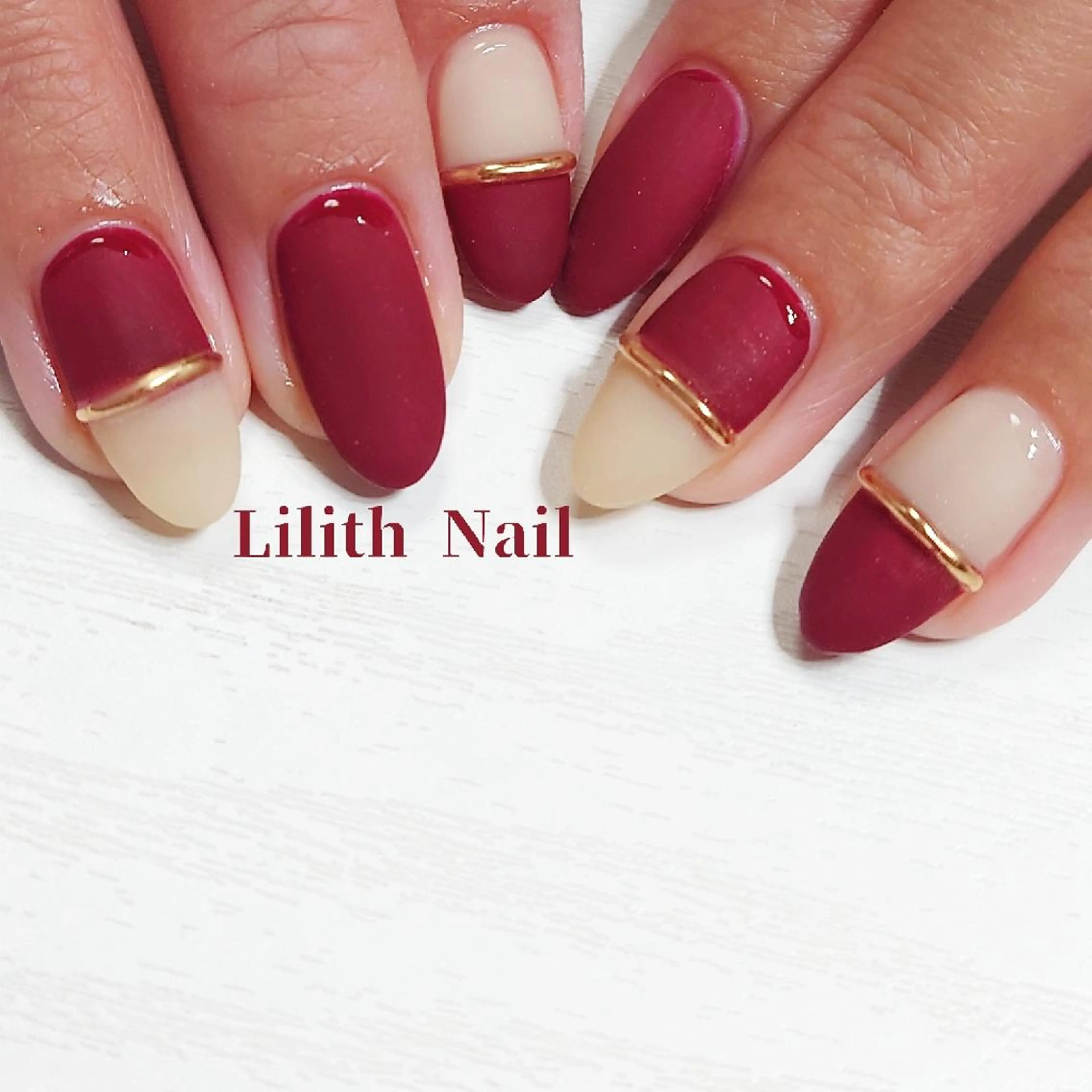 ネイル ボルドー マットネイル ミラーネイル 赤色 冬ネイル ハンドネイル Lilith Nailのネイルデザイン