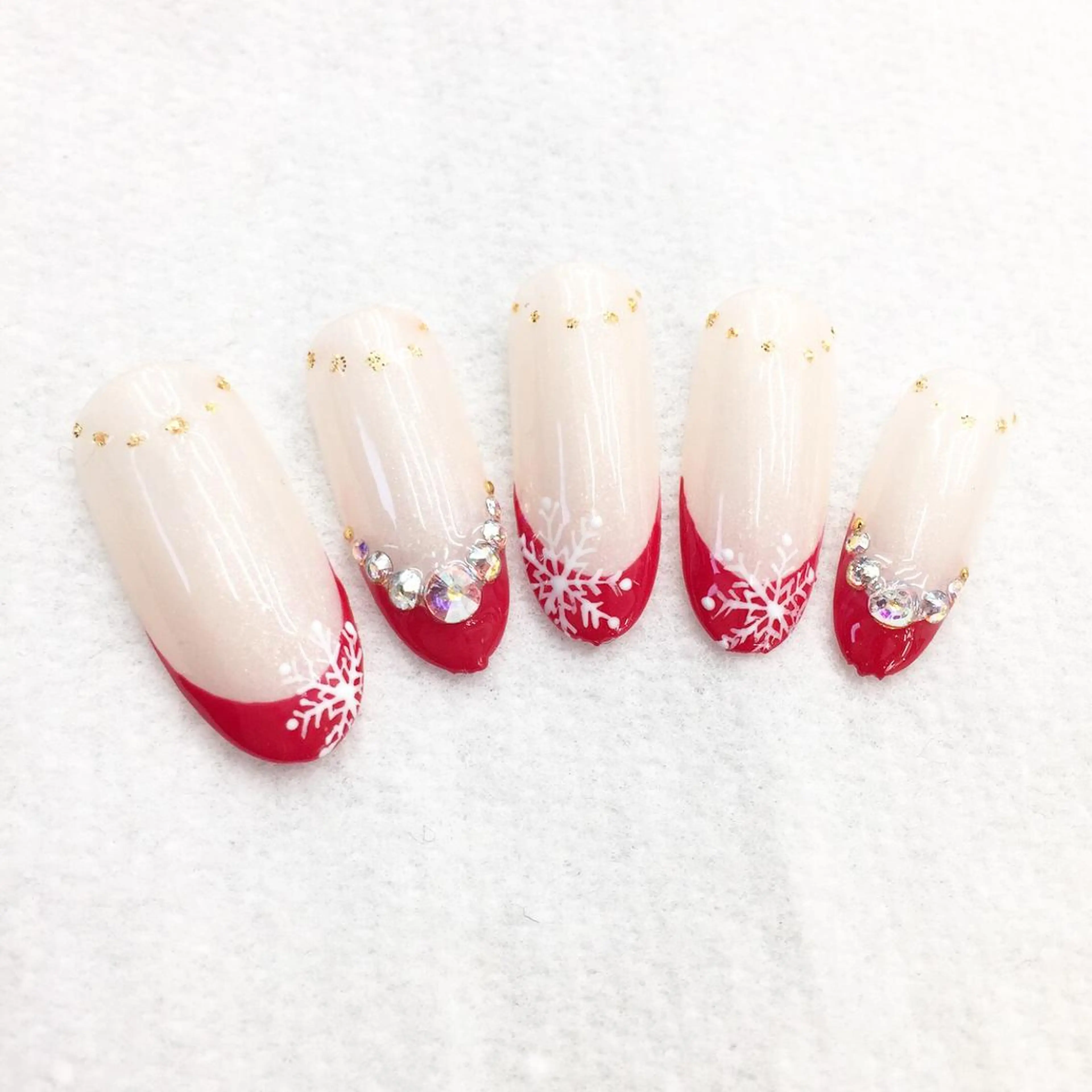 ネイル フレンチネイル キラキラネイル 赤色 ストーンネイル 冬ネイル miel nailのネイルデザイン