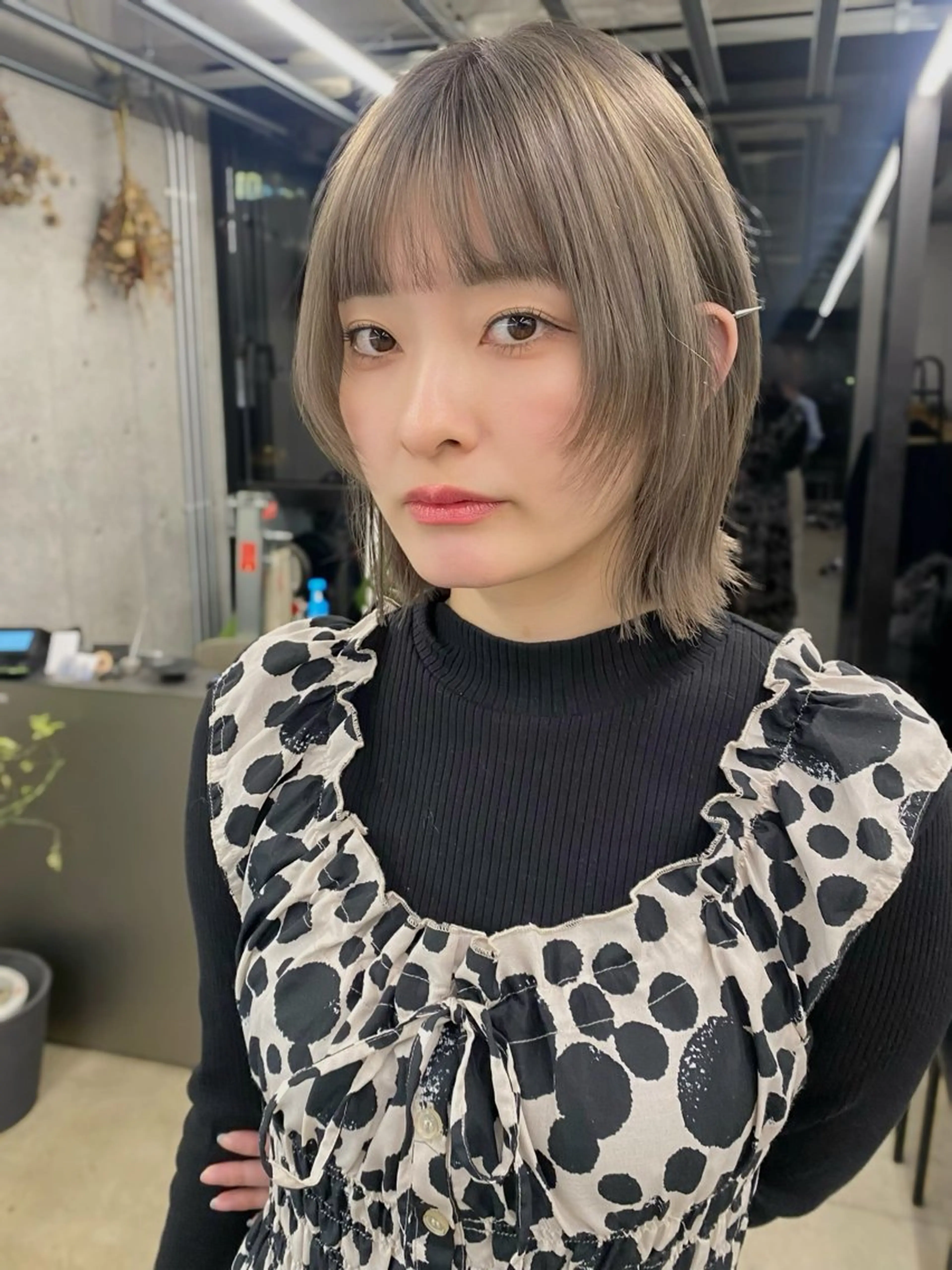 ショート カラー ハイトーンカラー ボブ 顔まわりレイヤー レイヤーカット カット ヘアカラー トリートメント 似合わせカット レイヤーボブウルフのヘアスタイル