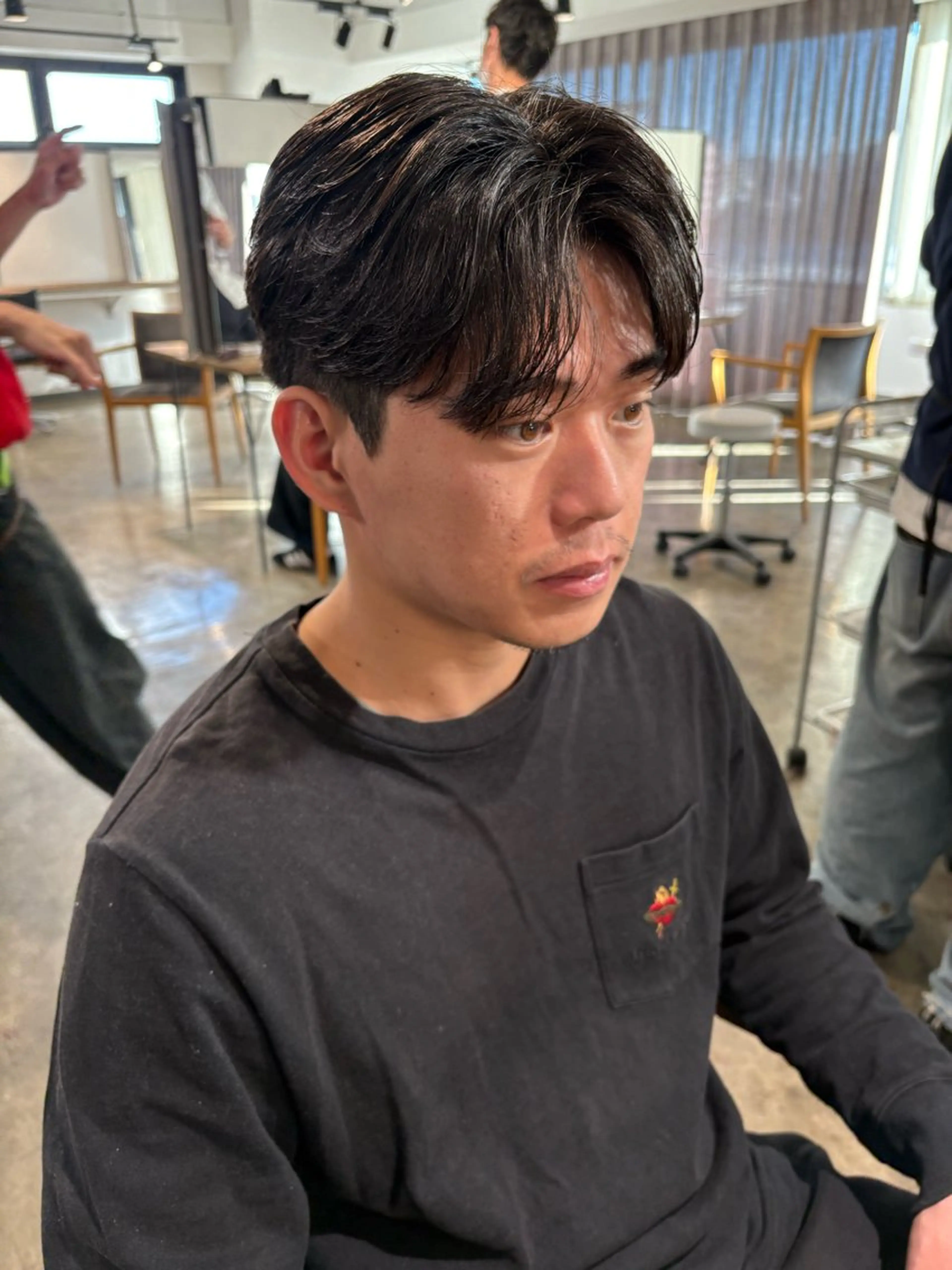 ショート パーマ メンズ センターパート ダウンパーマ フェザーパーマ カルマパーマ メンズ韓国風 カット パーマ フェザーパーマ癖毛 曲がる縮毛矯正森岡のヘアスタイル