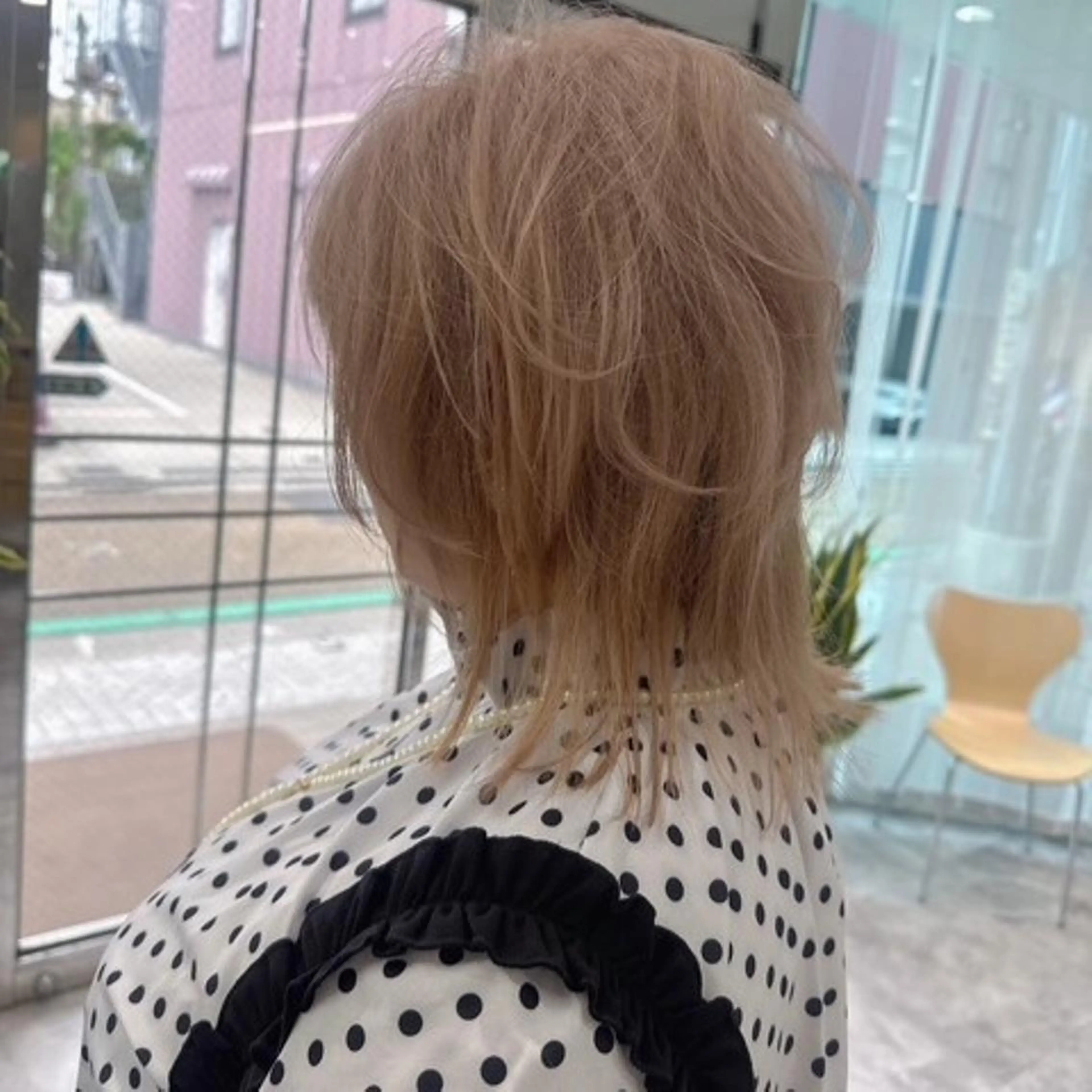 ミディアム ヘアカラー ヘアセット 奈良一番ミルクティー ベージュしています⭐のヘアスタイル