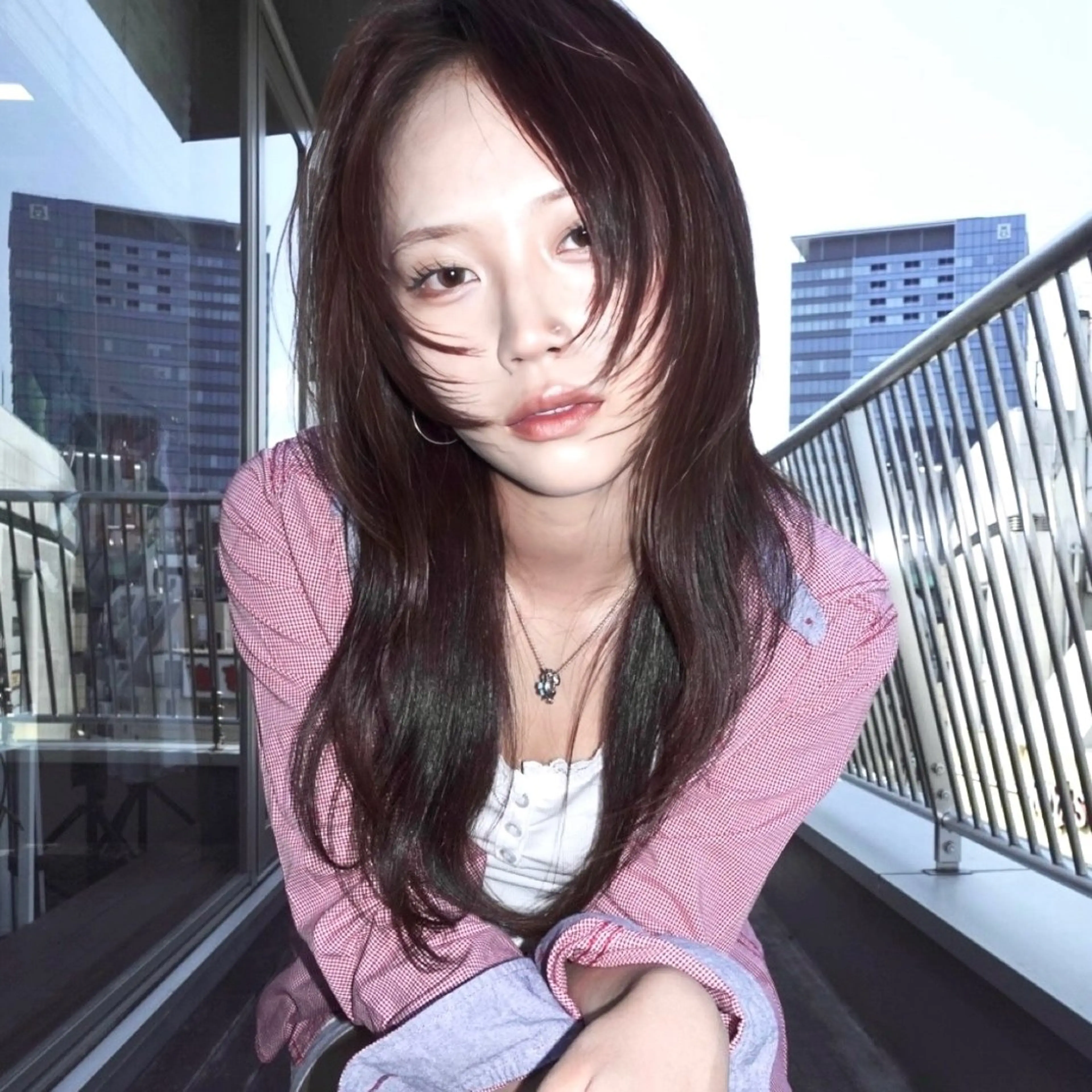 ミディアム 顔まわりレイヤー ハッシュカット ハイレイヤー レイヤーカット 似合わせカット カット ヘアカラー トリートメント レイヤーカット ダブルカラーのヘアスタイル