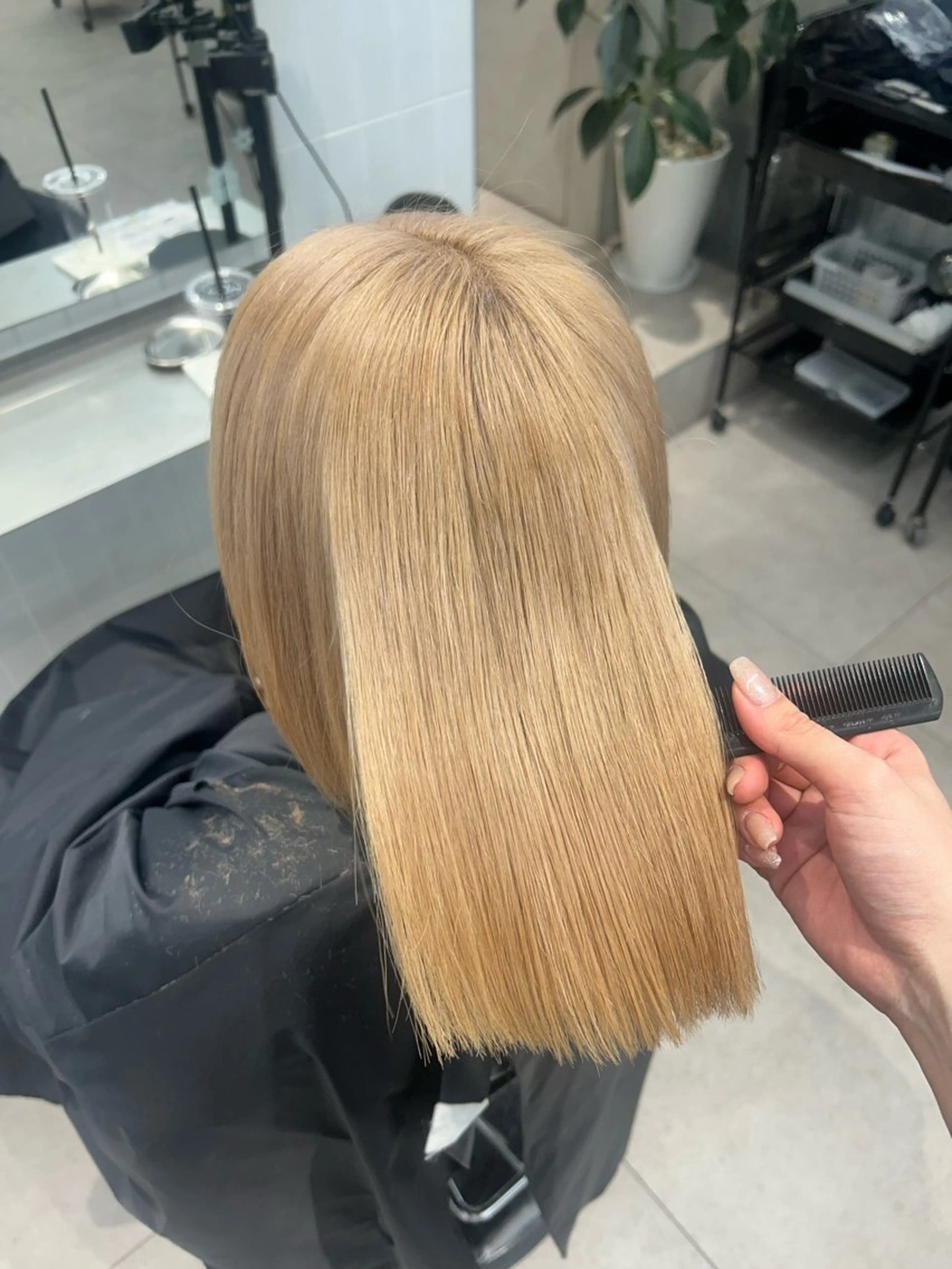 ミディアム ヘアカラー トリートメント ヘアセット ショート/ボブ/似 合わせ/顔周りカットのヘアスタイル