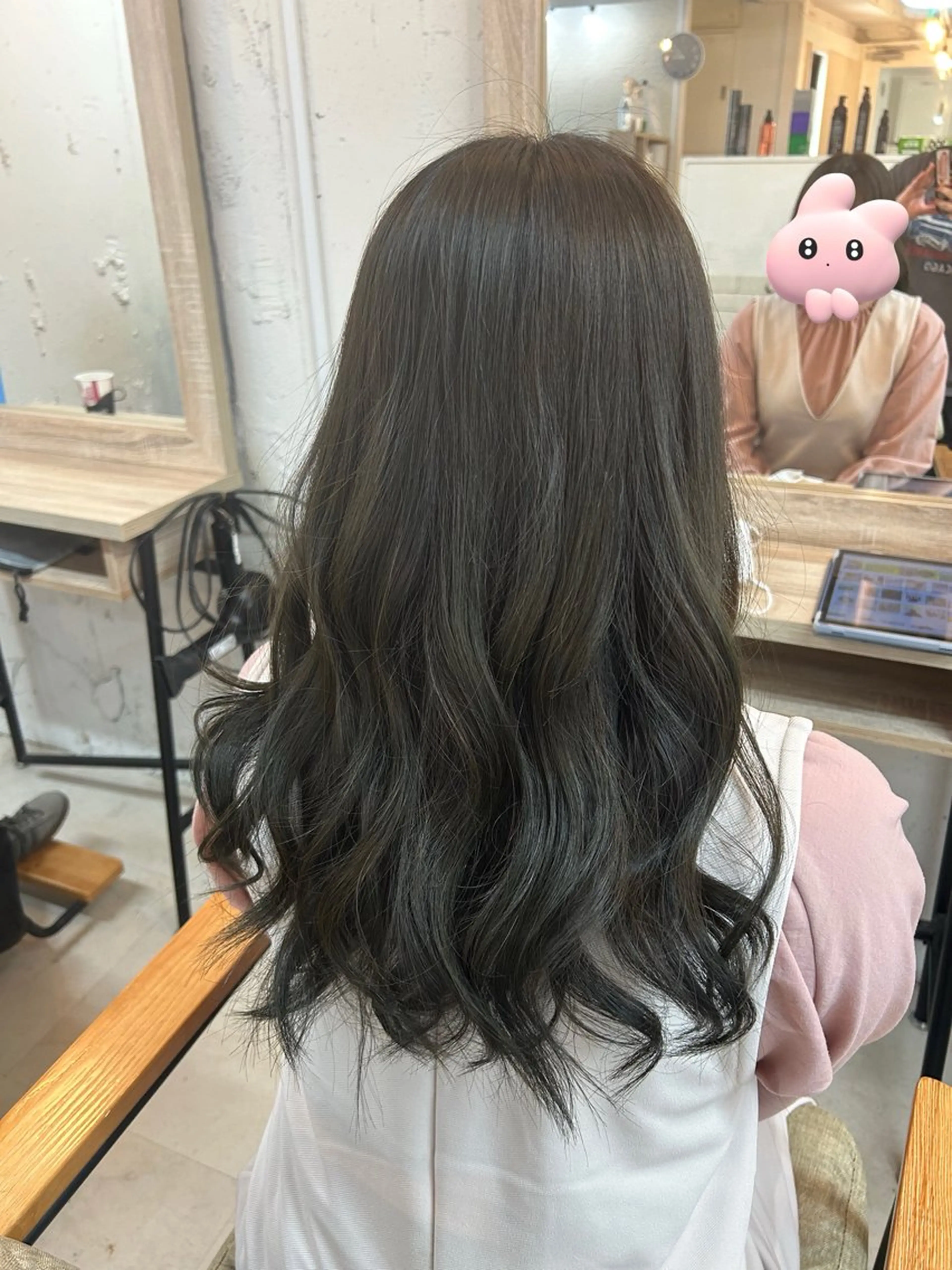 ロング カラー オリーブカラー ロング 岩崎 美帆のヘアスタイル