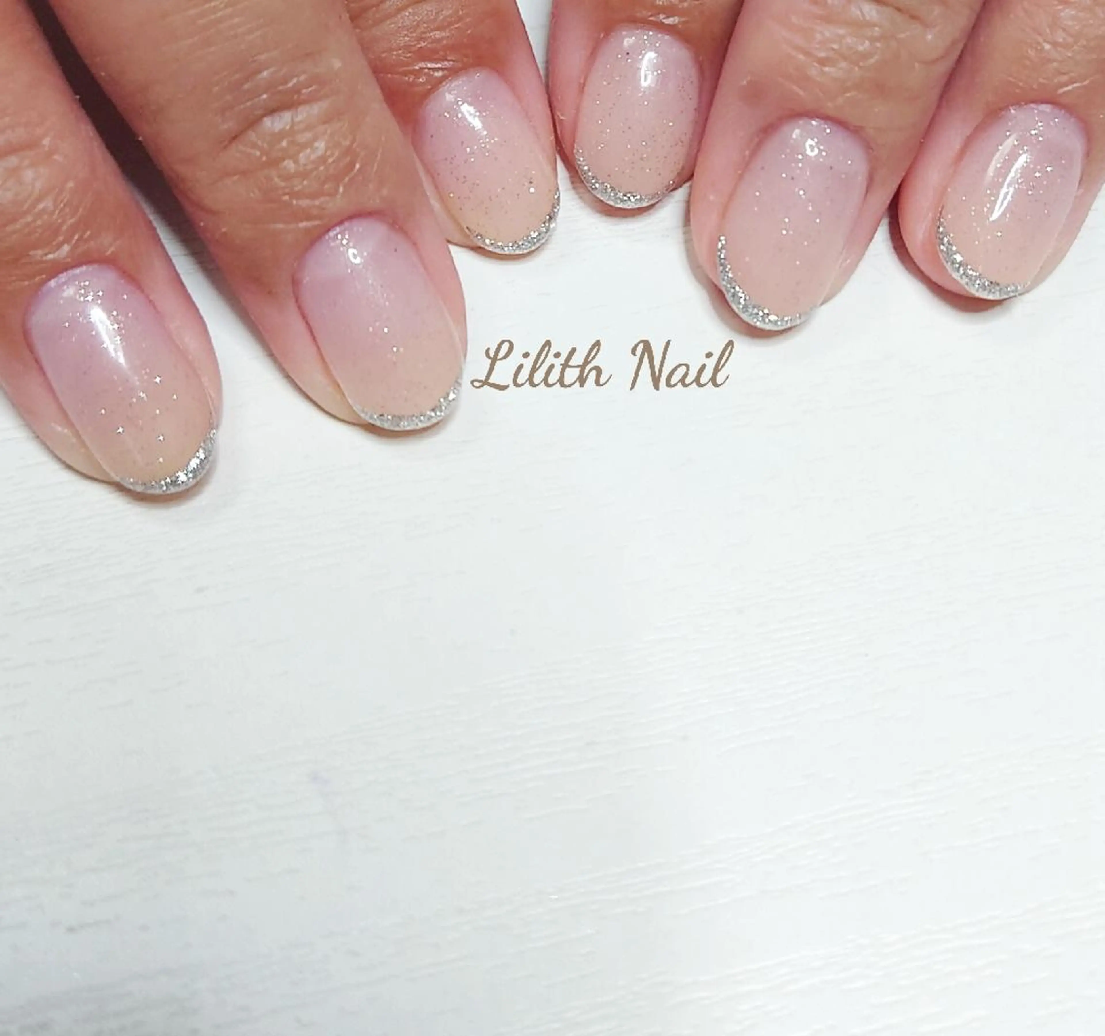ネイル フレンチネイル キラキラネイル ラメ(グリッター) ショートネイル シルバー ハンドネイル Lilith Nailのネイルデザイン
