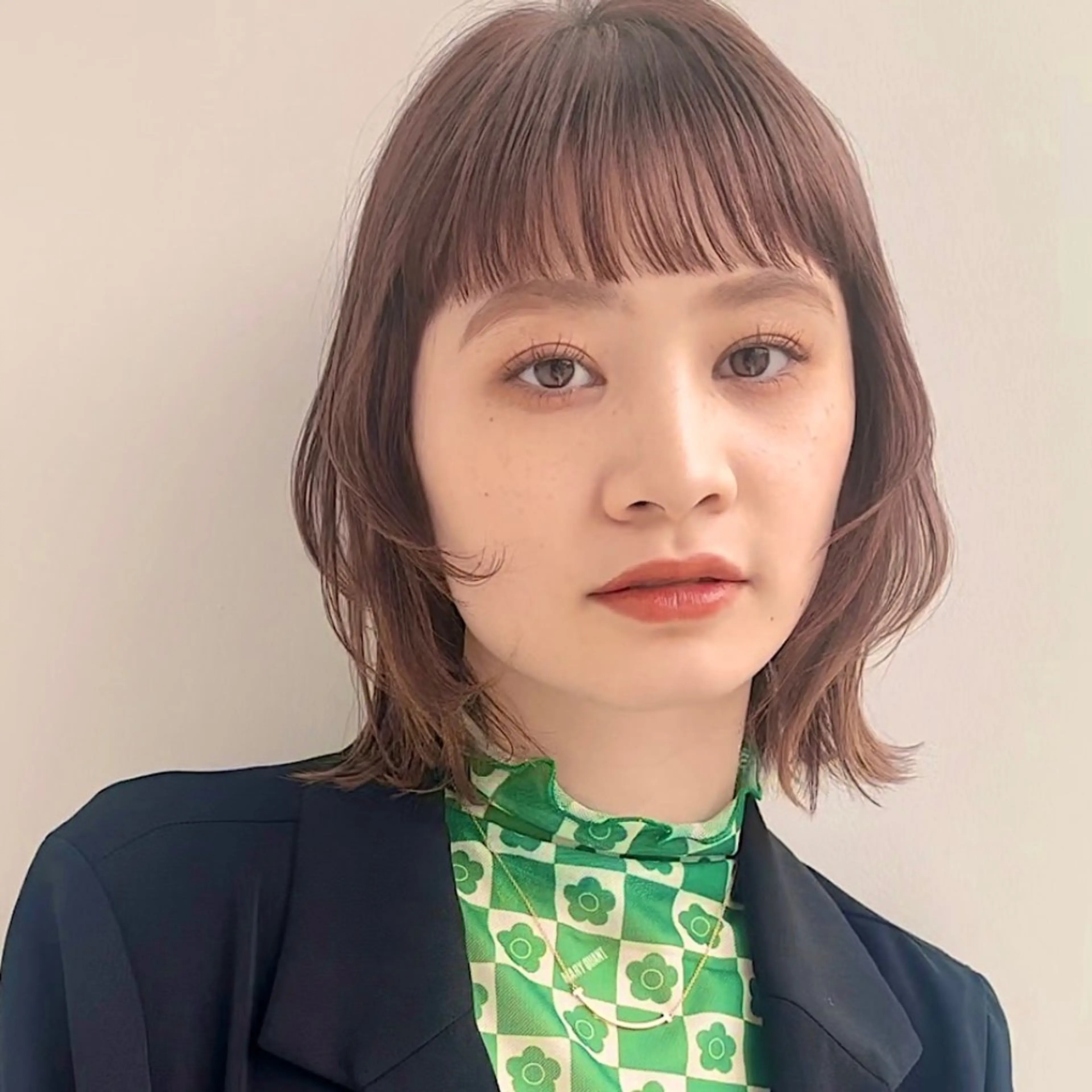 ショート ボブ オン眉 ワイドバング ウルフカット カット あやめ【顔まわり/レ イヤー/柔らかカラ】のヘアスタイル