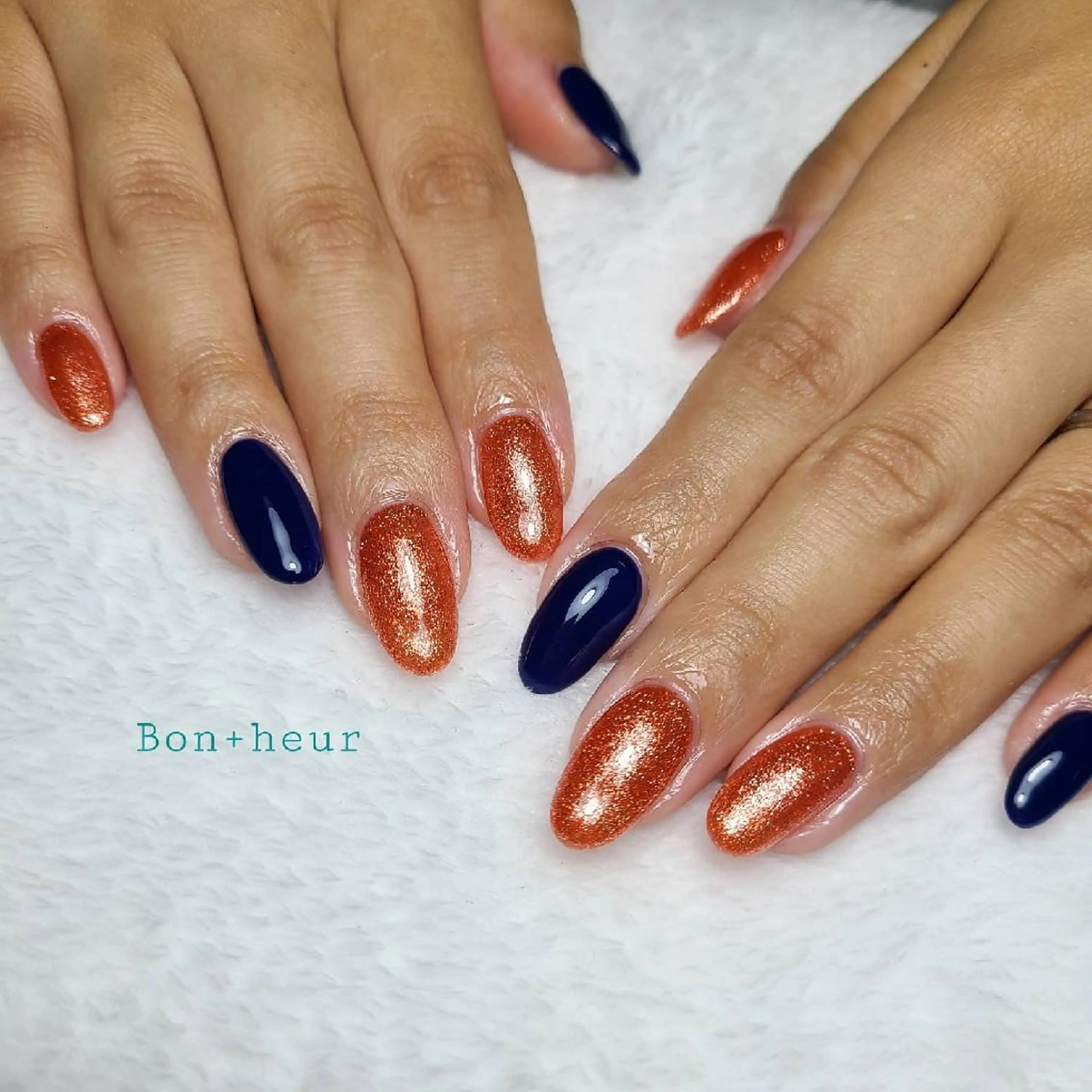 ネイル ラメ(グリッター) ネイビー オレンジ ハンドネイル 宮口 紗子のネイルデザイン