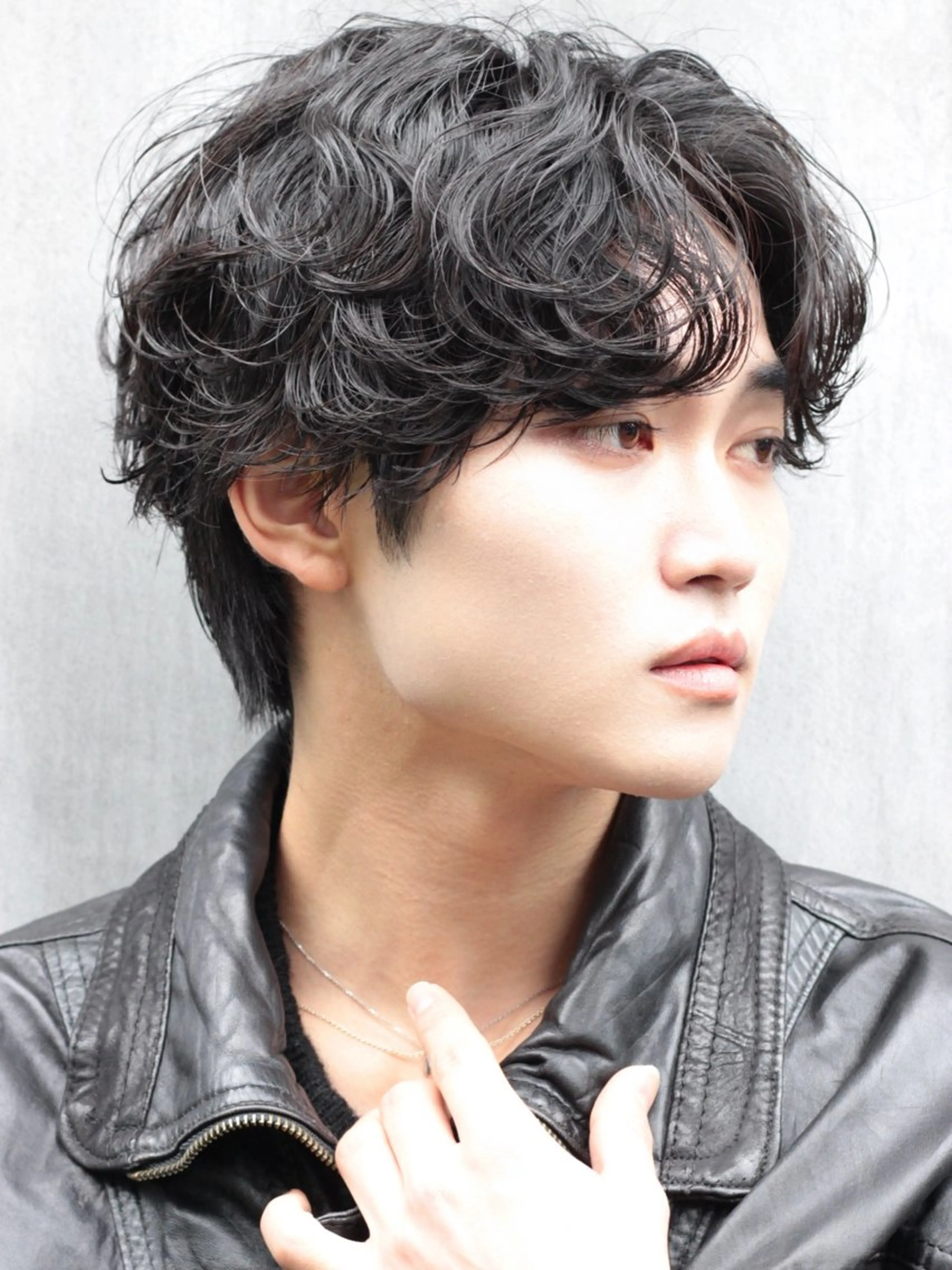 ショート パーマ メンズ 波巻きパーマ 朝崎倭斗のヘアスタイル