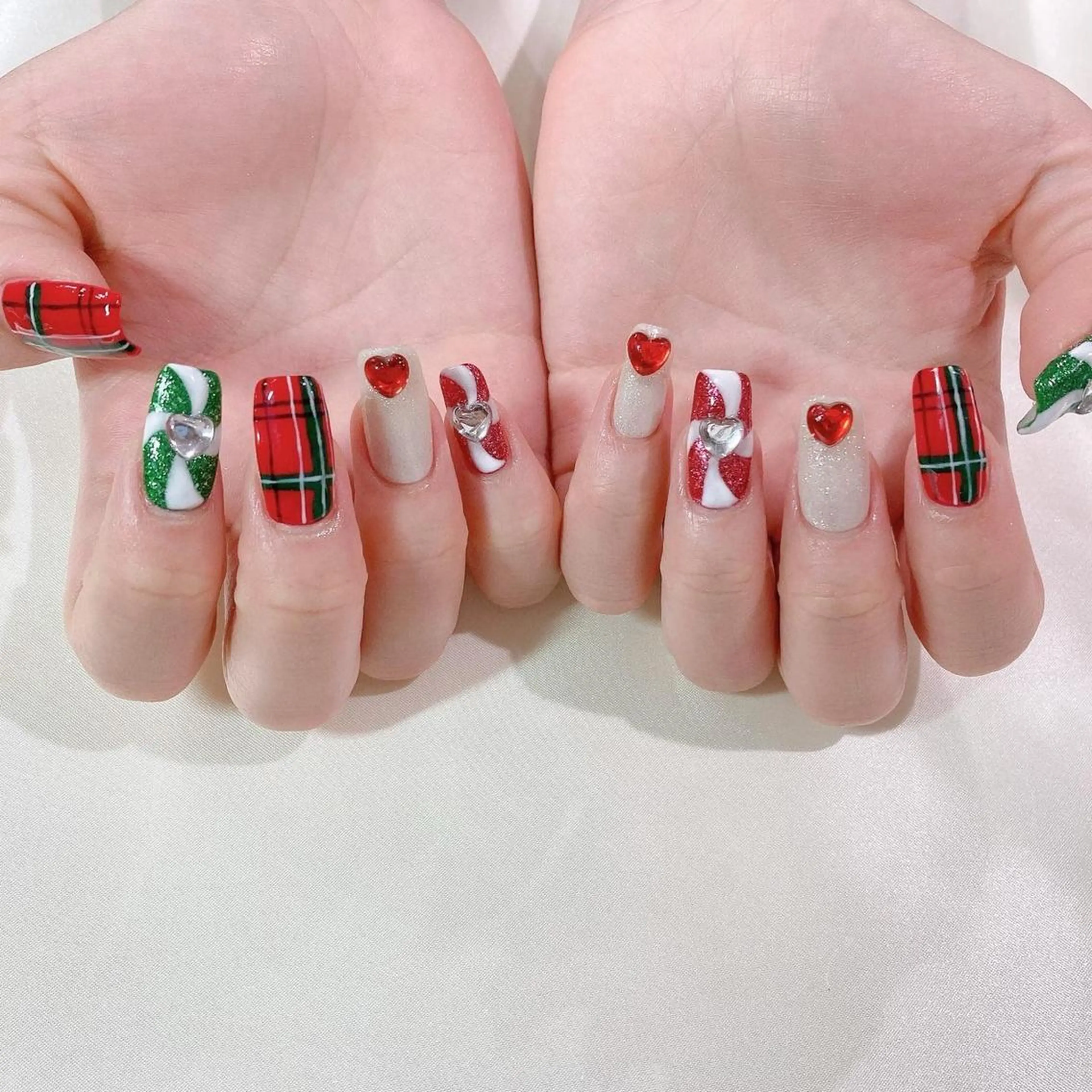 ネイル ジェルネイル ハート キラキラネイル ロングネイル パラジェル ハンドネイル Salon Ｋのネイルデザイン