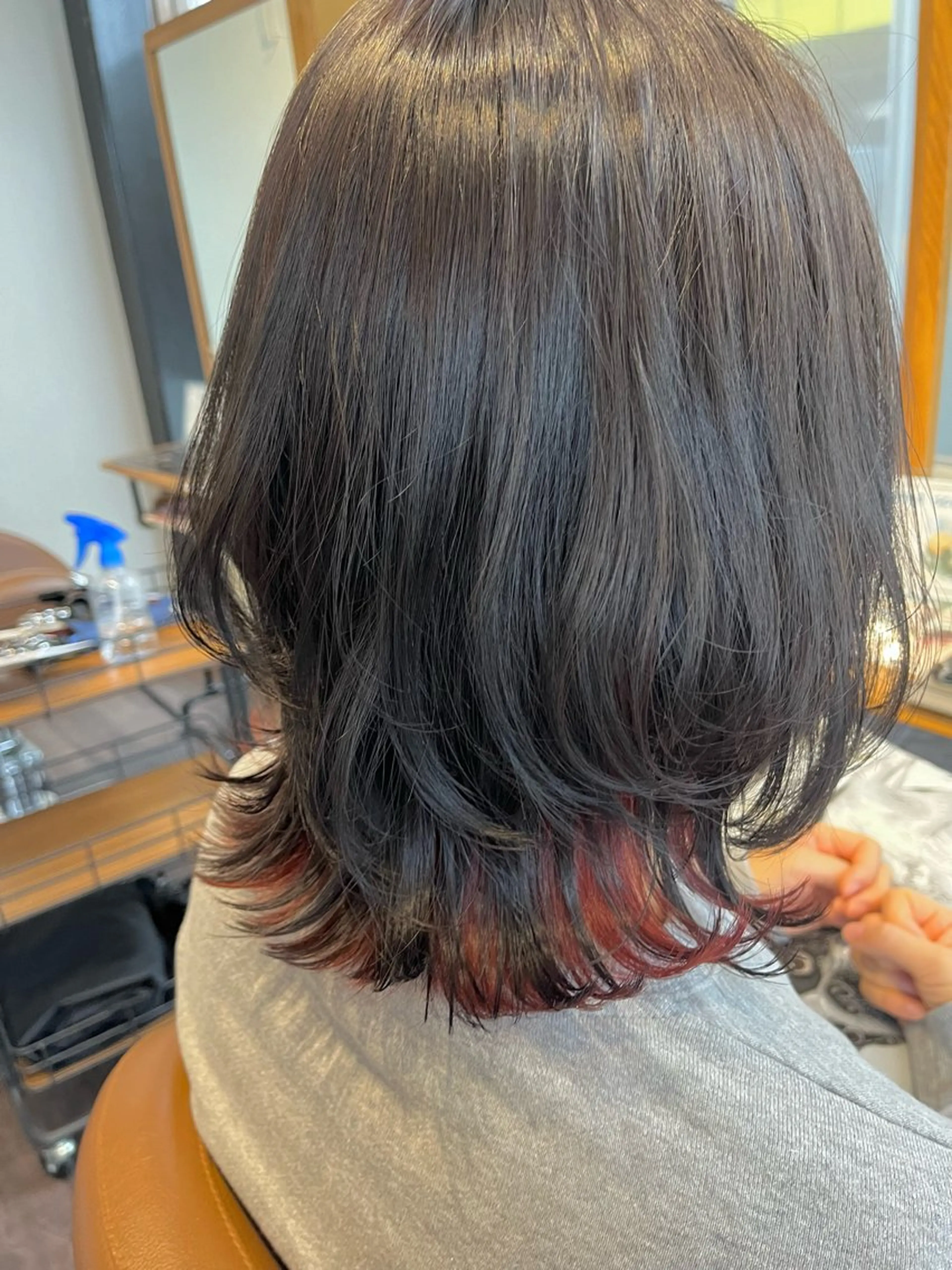 ミディアム カラー インナーカラー レイヤーカット ヘアカラー Mavie 東奈々子のヘアスタイル