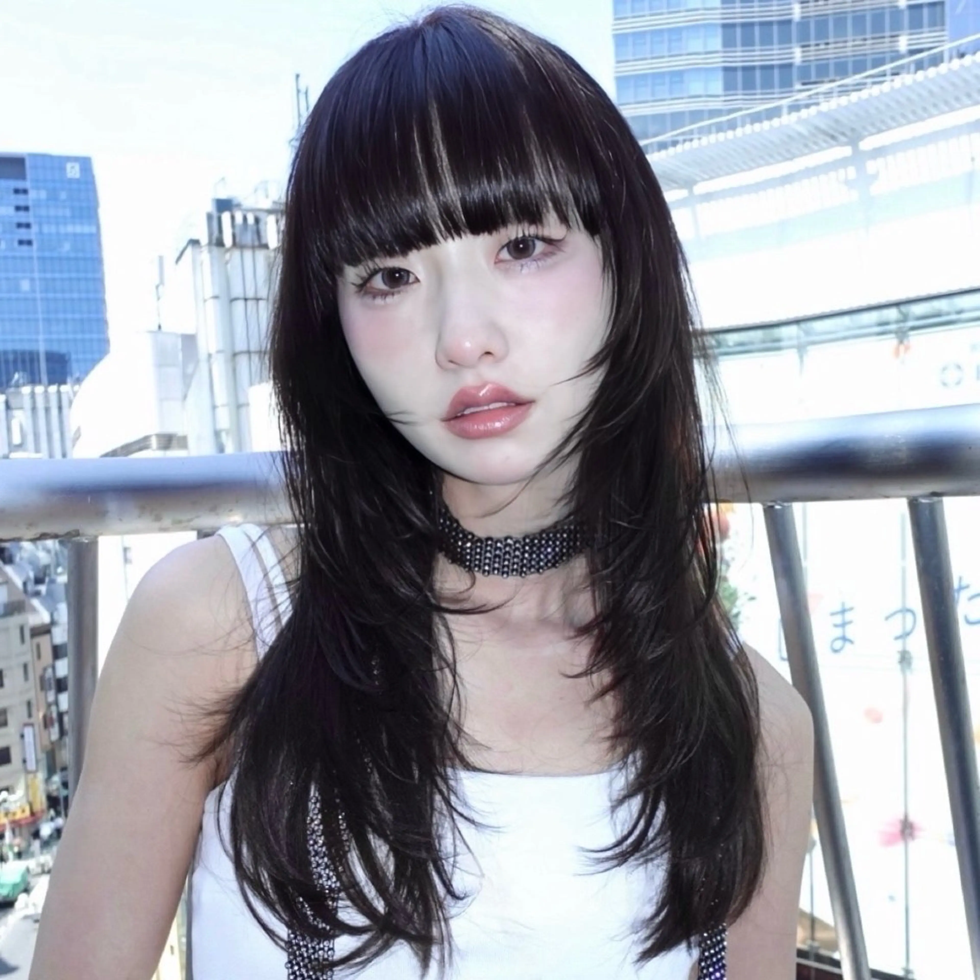 ロング 顔まわりレイヤー ハッシュカット ハイレイヤー レイヤーカット ロング カット ヘアカラー トリートメント レイヤーカット ダブルカラーのヘアスタイル