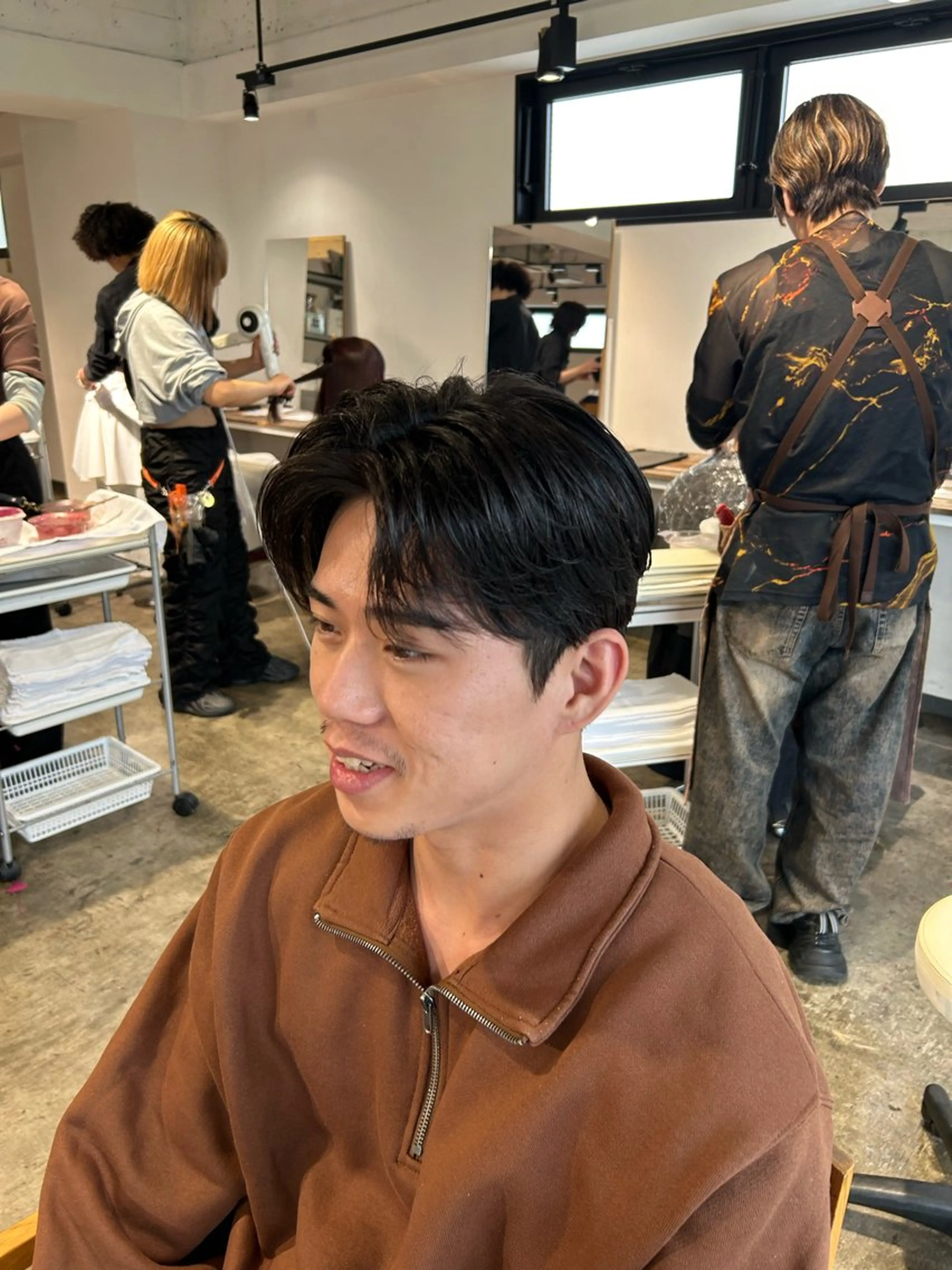 ショート パーマ メンズ センターパート ダウンパーマ カルマパーマ メンズ韓国風 マッシュウルフ カット パーマ フェザーパーマ癖毛 曲がる縮毛矯正森岡のヘアスタイル