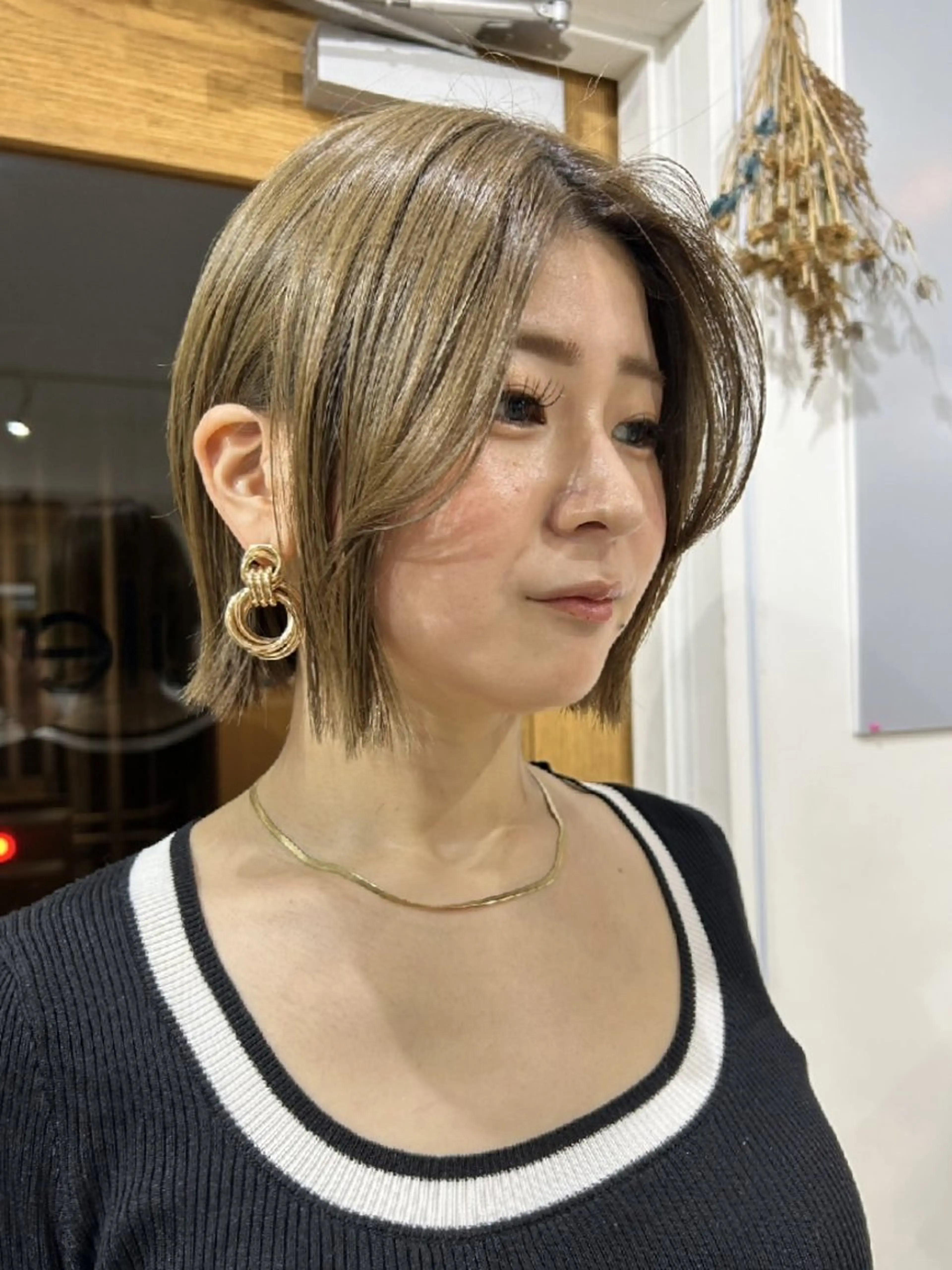 ショート ボブ 外ハネヘア 🌈扱いやすいボブ× ブリーチ🌈TAMEのヘアスタイル