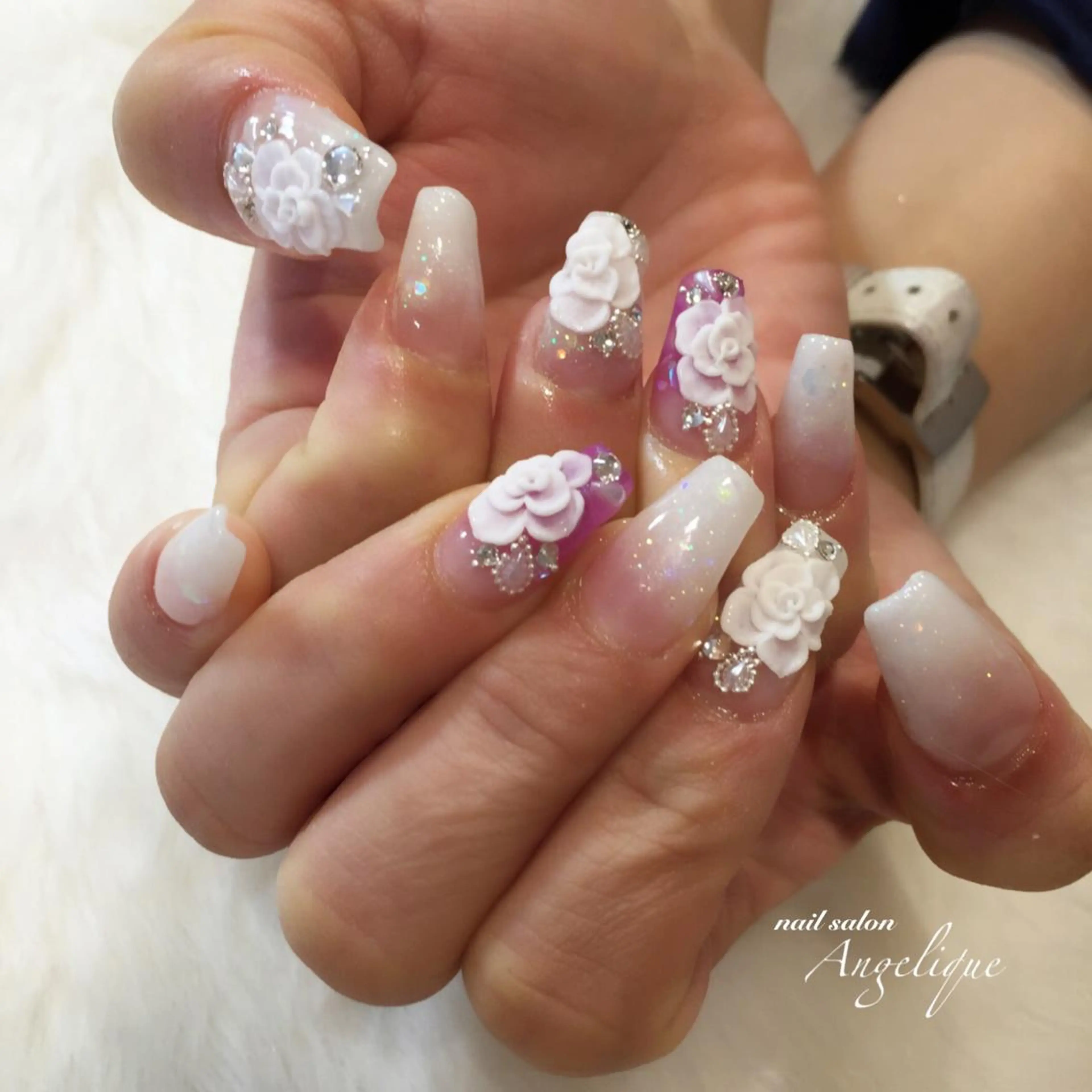 ミディアム ネイル アートネイル 成人式 ブライダルネイル Angelique所属・Nail salon Angeliqueのネイルデザイン